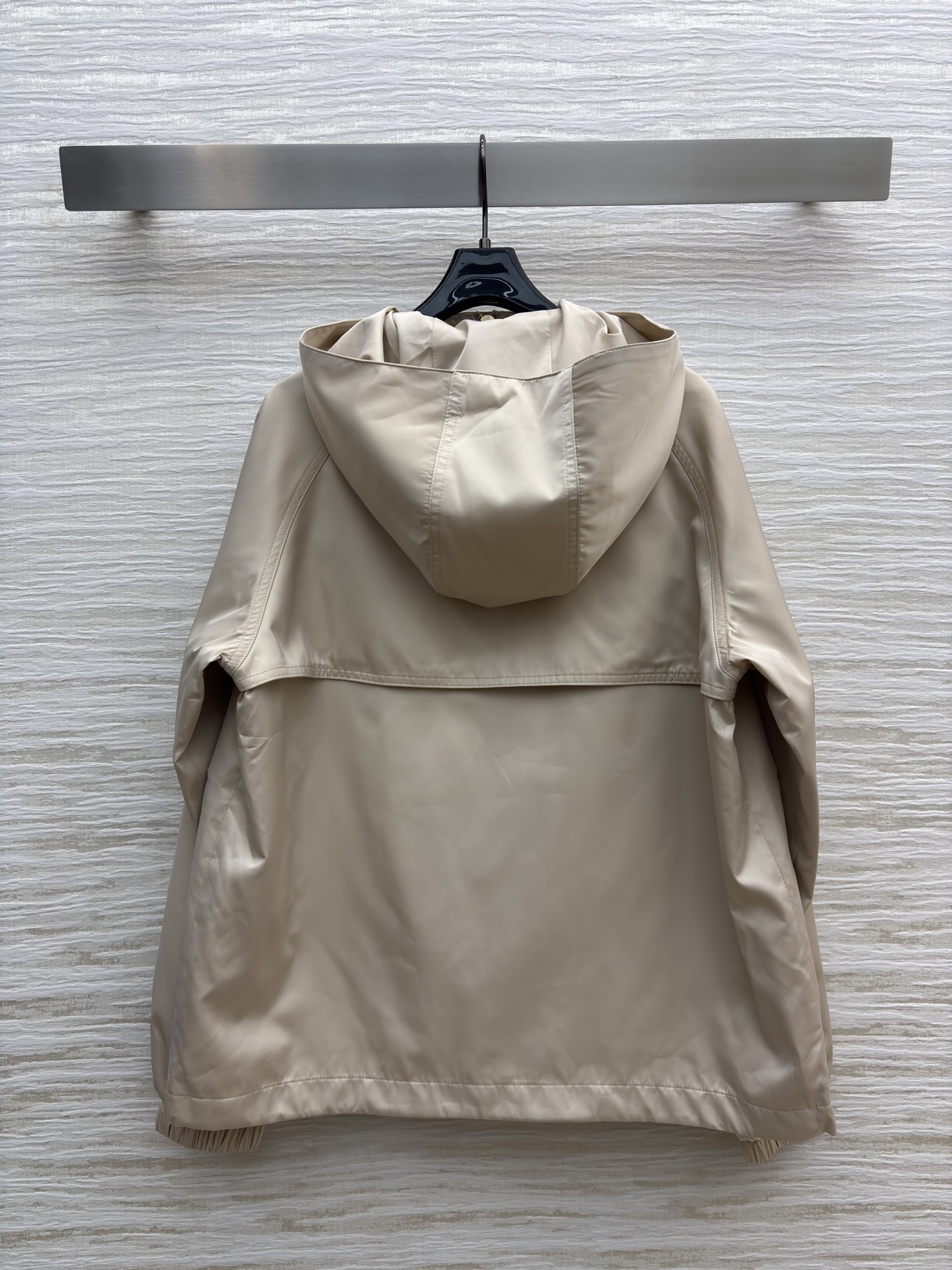 lP🆕 25秋 浅米色连帽短款外套 秋日穿搭的温柔担当 金属纽扣点缀质感 大口袋实用又时髦 连帽设计添了