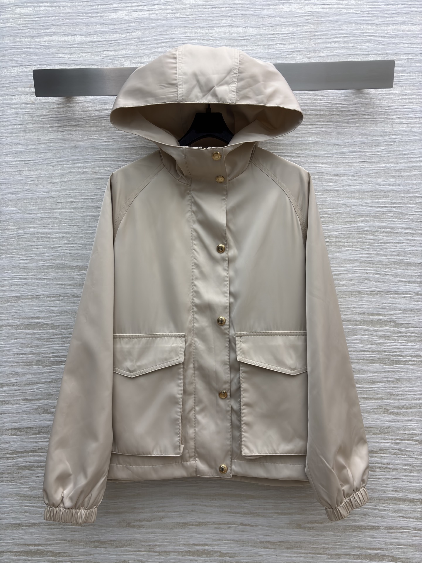 lP🆕 25秋 浅米色连帽短款外套 秋日穿搭的温柔担当 金属纽扣点缀质感 大口袋实用又时髦 连帽设计添了