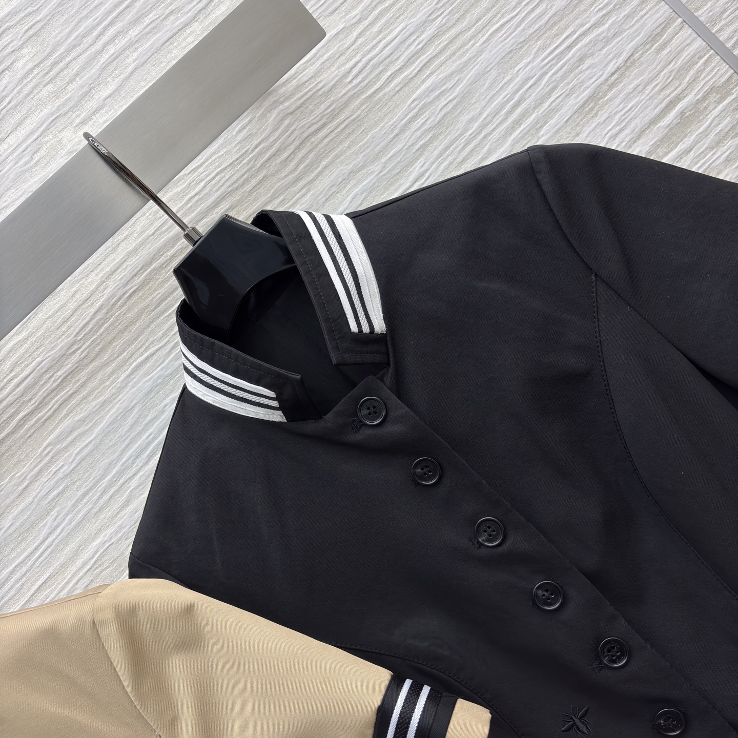 D家 条纹撞色立领连衣裙 复古与酷感的绝妙组合 立领、排扣、条纹袖口每一处细节都复刻经典 腰带收腰勾勒曲