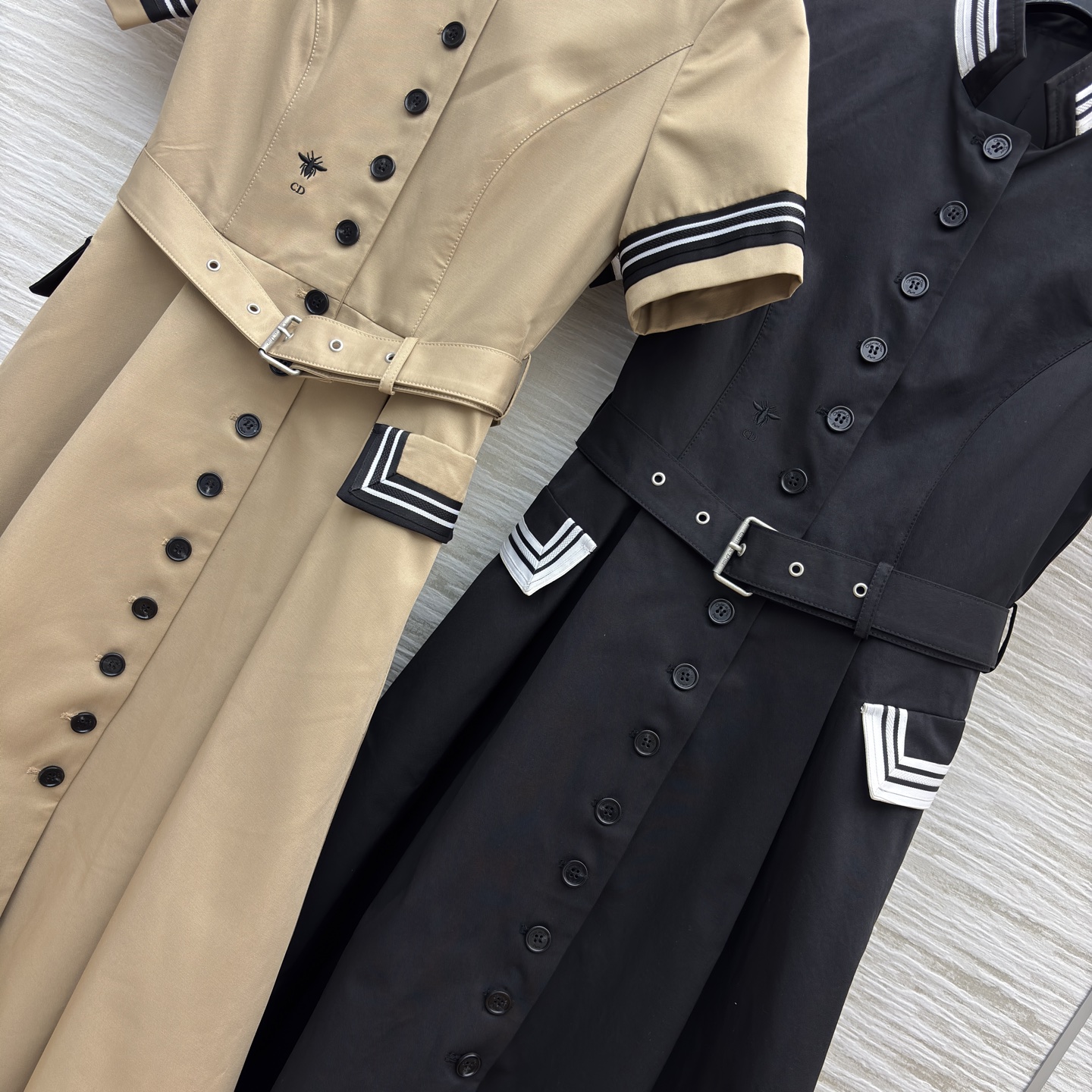 D家 条纹撞色立领连衣裙 复古与酷感的绝妙组合 立领、排扣、条纹袖口每一处细节都复刻经典 腰带收腰勾勒曲