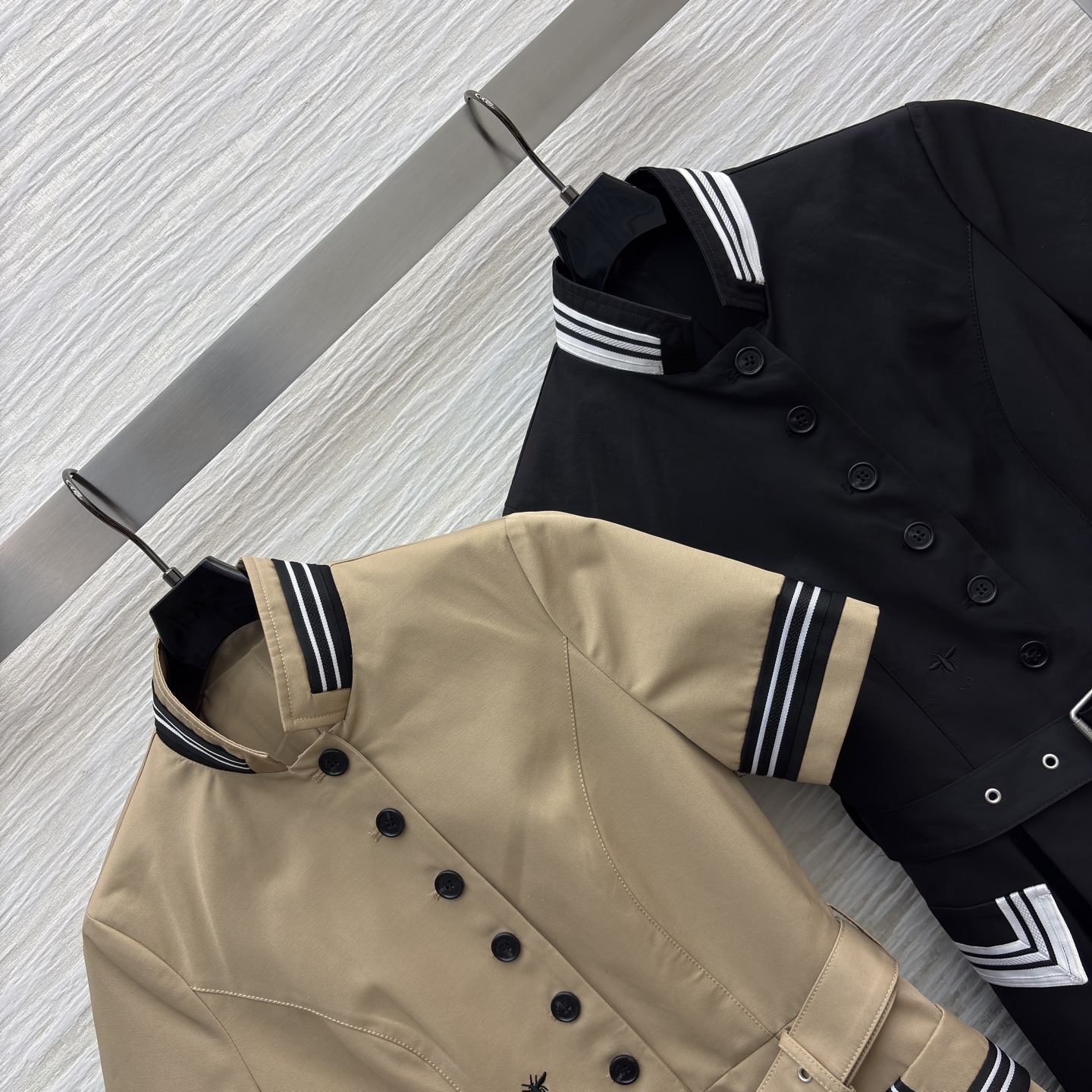 D家 条纹撞色立领连衣裙 复古与酷感的绝妙组合 立领、排扣、条纹袖口每一处细节都复刻经典 腰带收腰勾勒曲