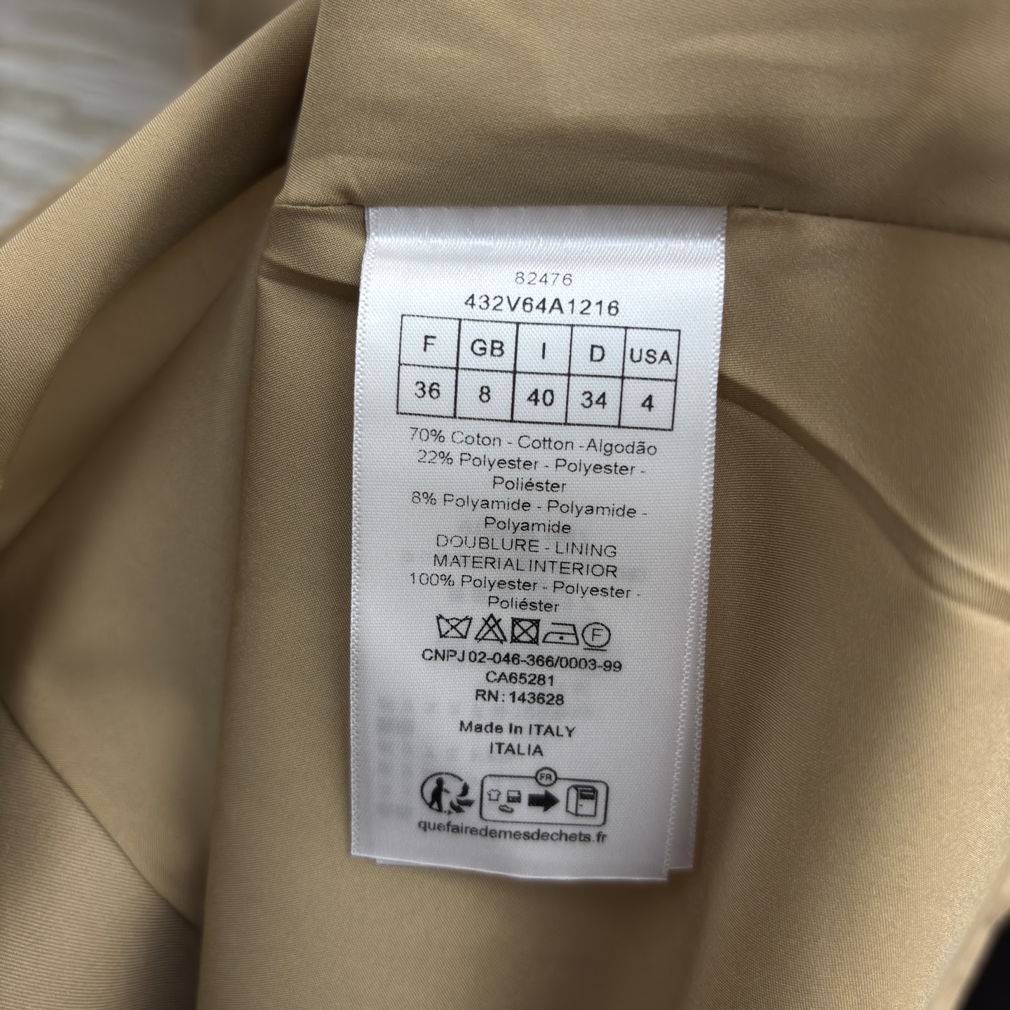 D家 条纹撞色立领连衣裙 复古与酷感的绝妙组合 立领、排扣、条纹袖口每一处细节都复刻经典 腰带收腰勾勒曲