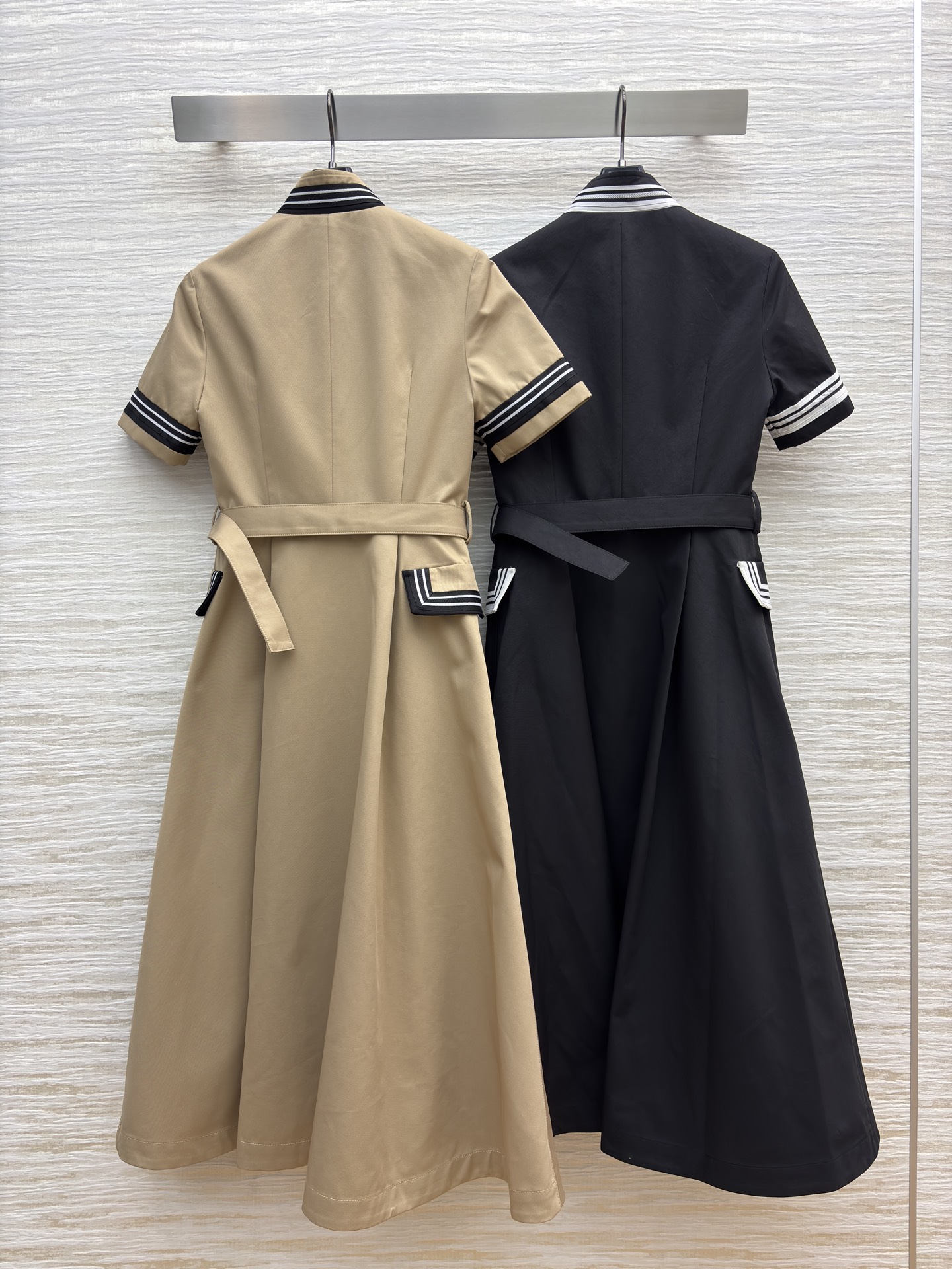 D家 条纹撞色立领连衣裙 复古与酷感的绝妙组合 立领、排扣、条纹袖口每一处细节都复刻经典 腰带收腰勾勒曲