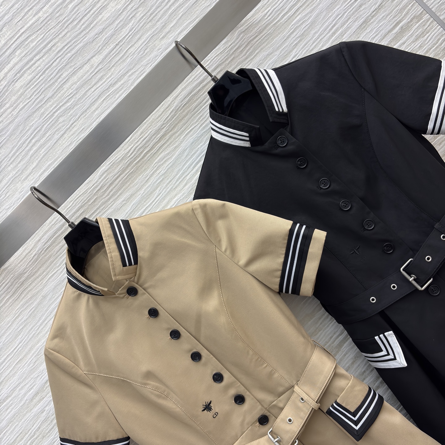 D家 条纹撞色立领连衣裙 复古与酷感的绝妙组合 立领、排扣、条纹袖口每一处细节都复刻经典 腰带收腰勾勒曲