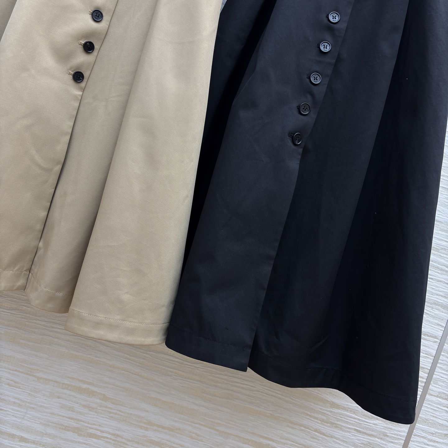 D家 条纹撞色立领连衣裙 复古与酷感的绝妙组合 立领、排扣、条纹袖口每一处细节都复刻经典 腰带收腰勾勒曲