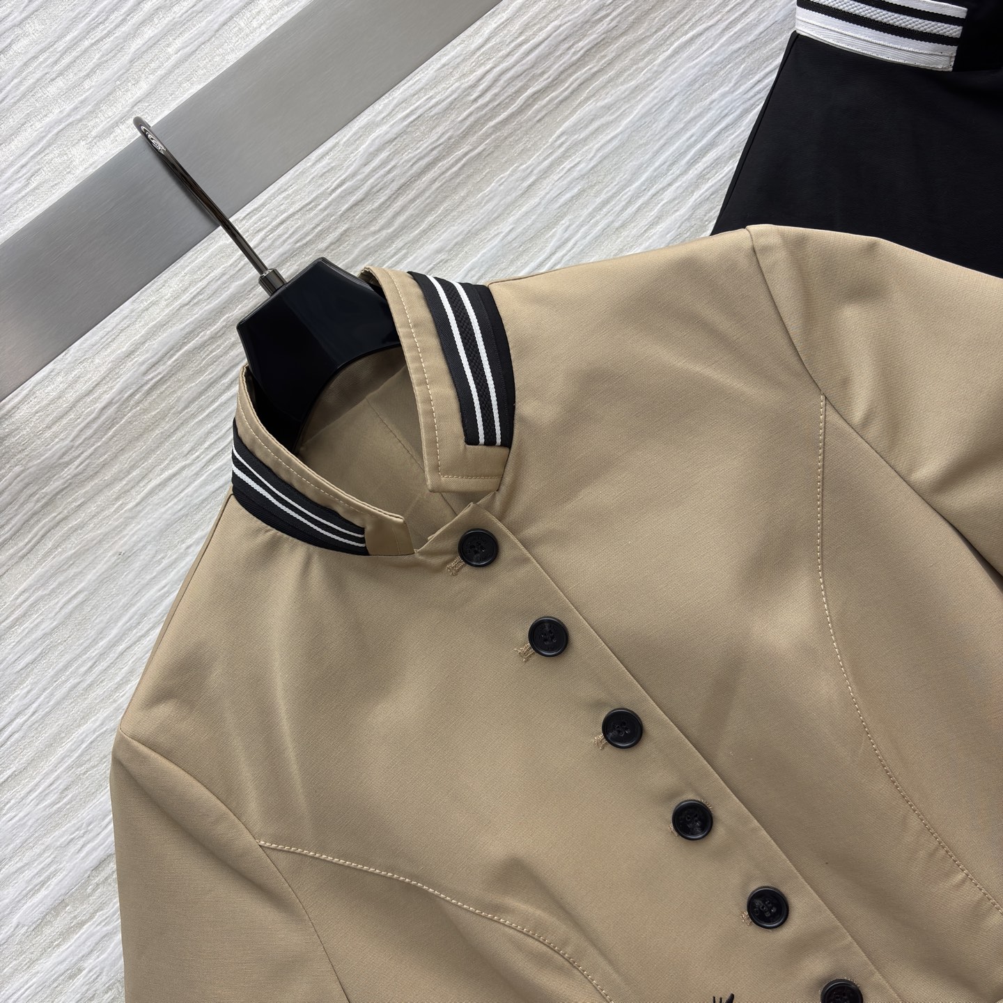 D家 条纹撞色立领连衣裙 复古与酷感的绝妙组合 立领、排扣、条纹袖口每一处细节都复刻经典 腰带收腰勾勒曲