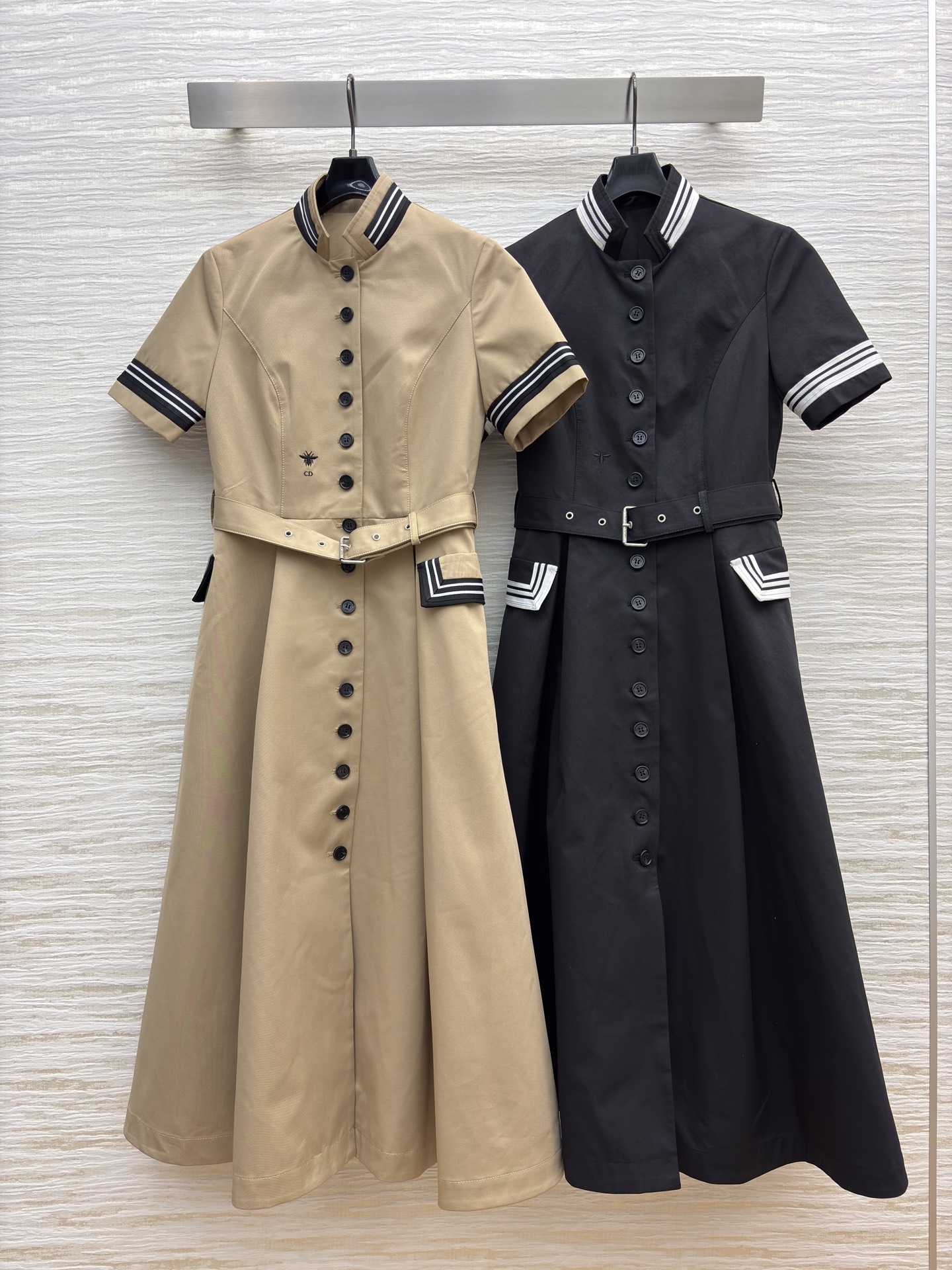 D家 条纹撞色立领连衣裙 复古与酷感的绝妙组合 立领、排扣、条纹袖口每一处细节都复刻经典 腰带收腰勾勒曲