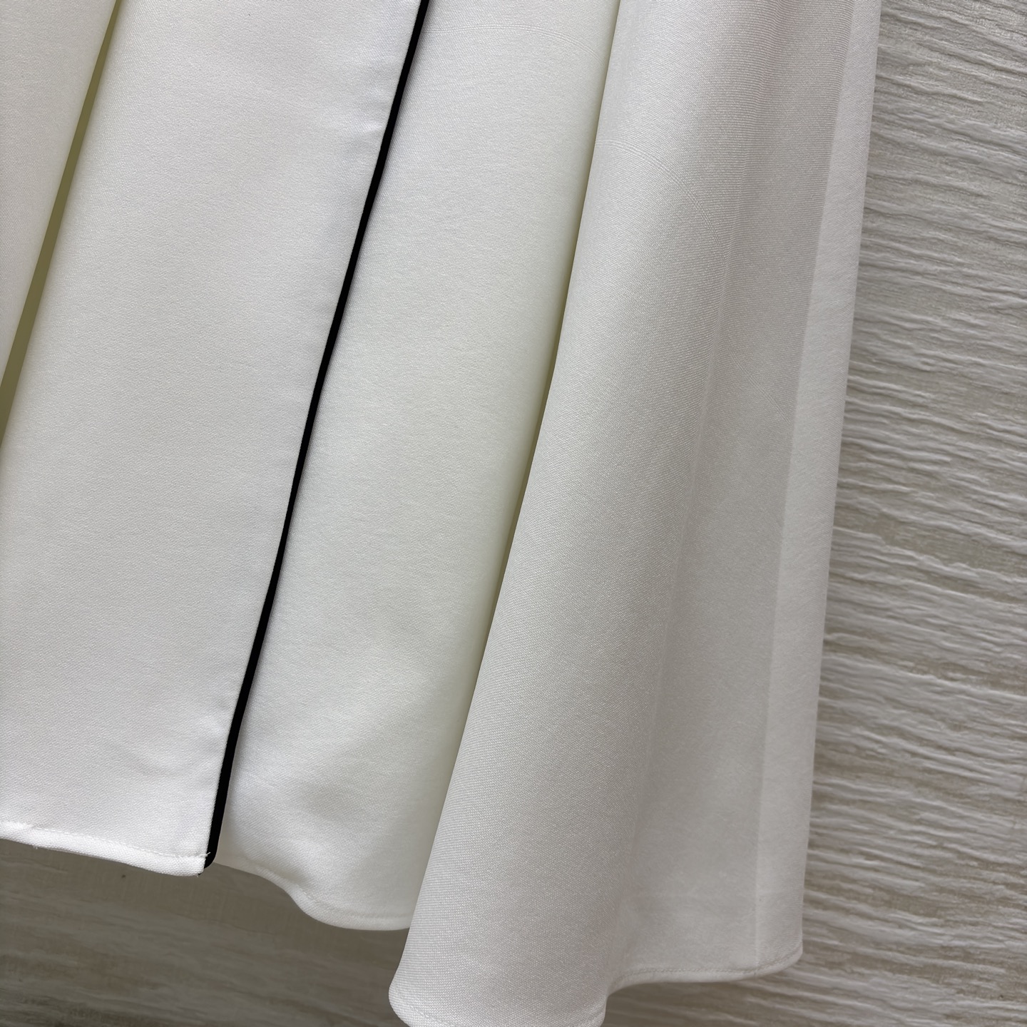 D家25 一袭白裙 黑边与黑扣点缀出复古风情 立领蜜蜂刺绣精致细节 腰间的腰带勾勒 让优雅与干练完美融合