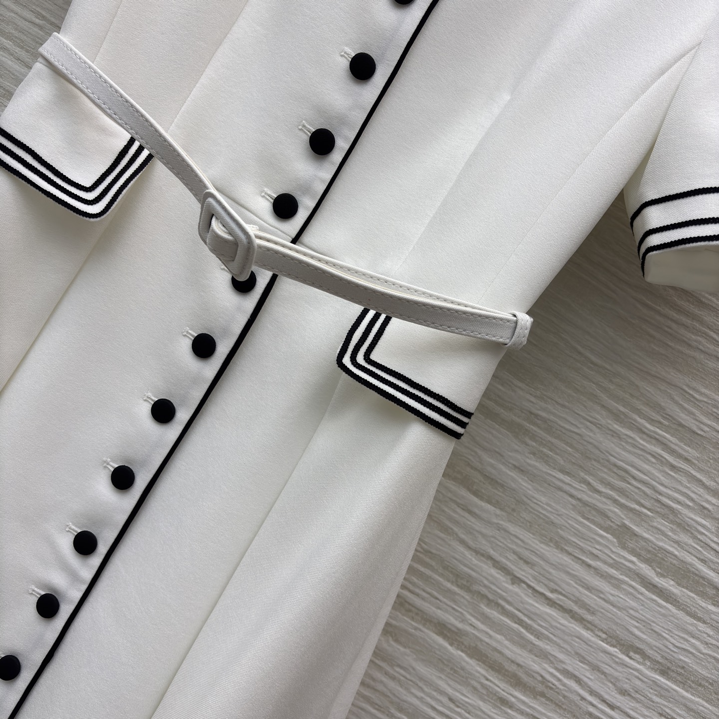 D家25 一袭白裙 黑边与黑扣点缀出复古风情 立领蜜蜂刺绣精致细节 腰间的腰带勾勒 让优雅与干练完美融合