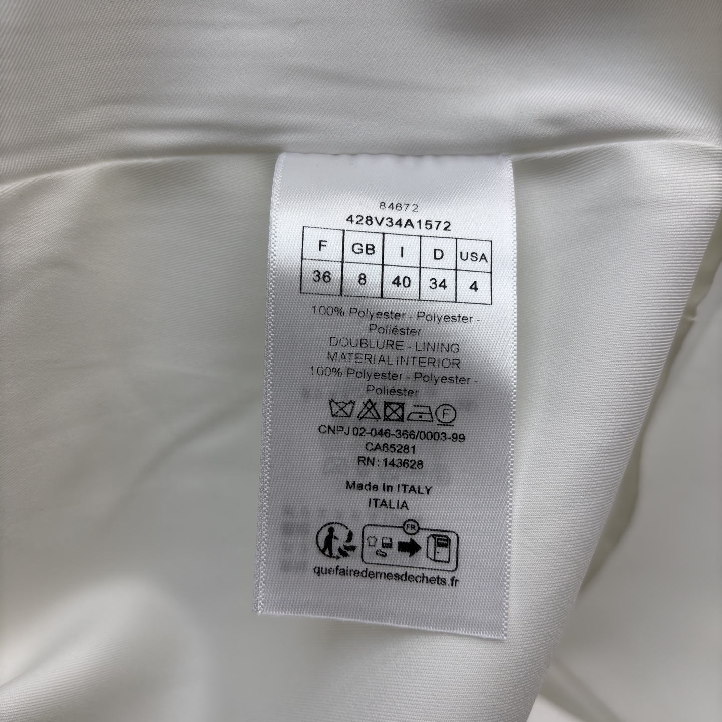 D家25 一袭白裙 黑边与黑扣点缀出复古风情 立领蜜蜂刺绣精致细节 腰间的腰带勾勒 让优雅与干练完美融合