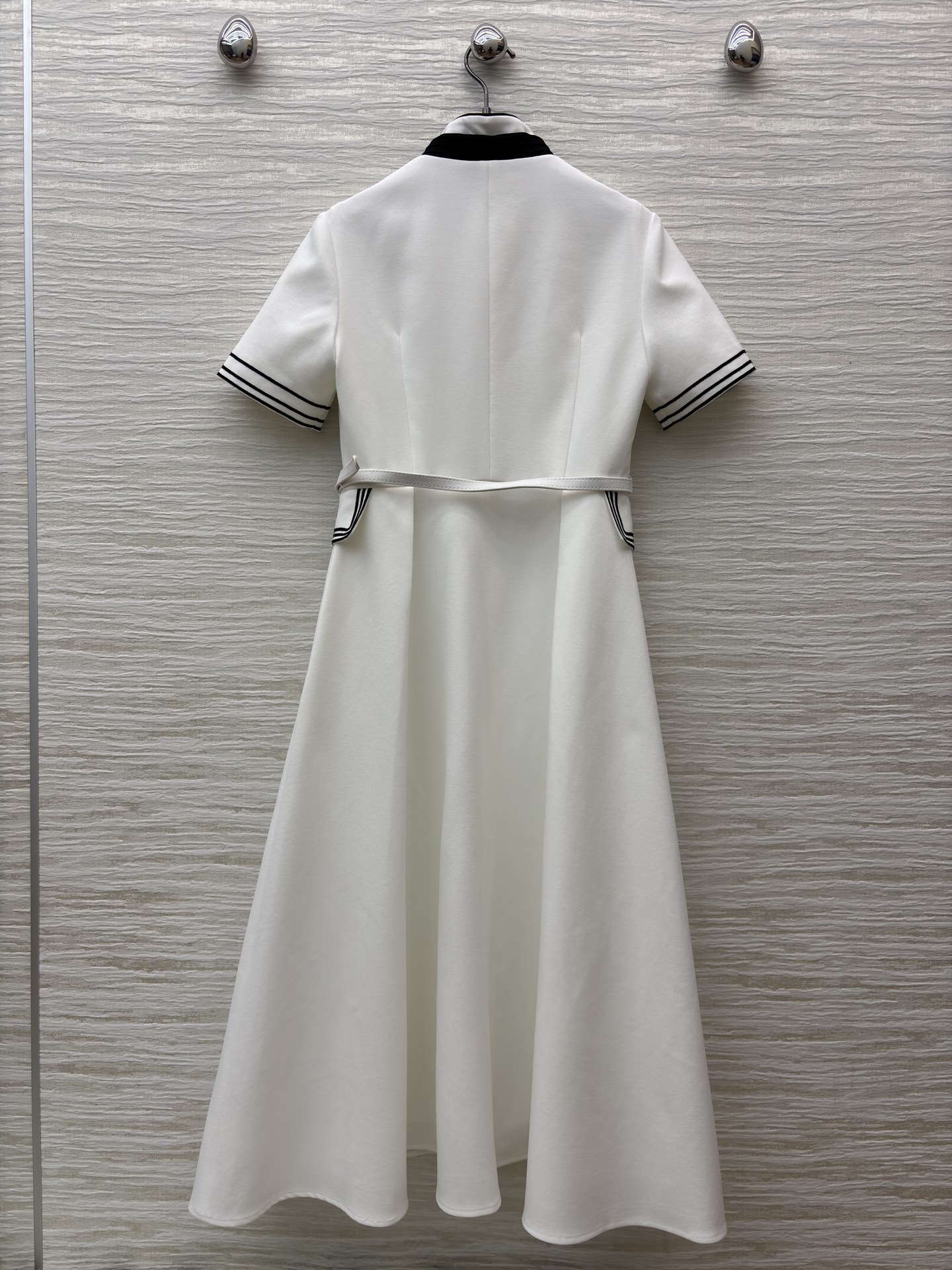 D家25 一袭白裙 黑边与黑扣点缀出复古风情 立领蜜蜂刺绣精致细节 腰间的腰带勾勒 让优雅与干练完美融合