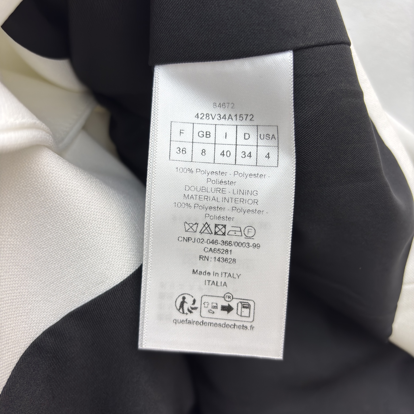 D家 新款立领外套 白与黑的经典碰撞 精致纽扣与细节镶边尽显格调 穿上它 在春日里演绎优雅与个性的双重魅