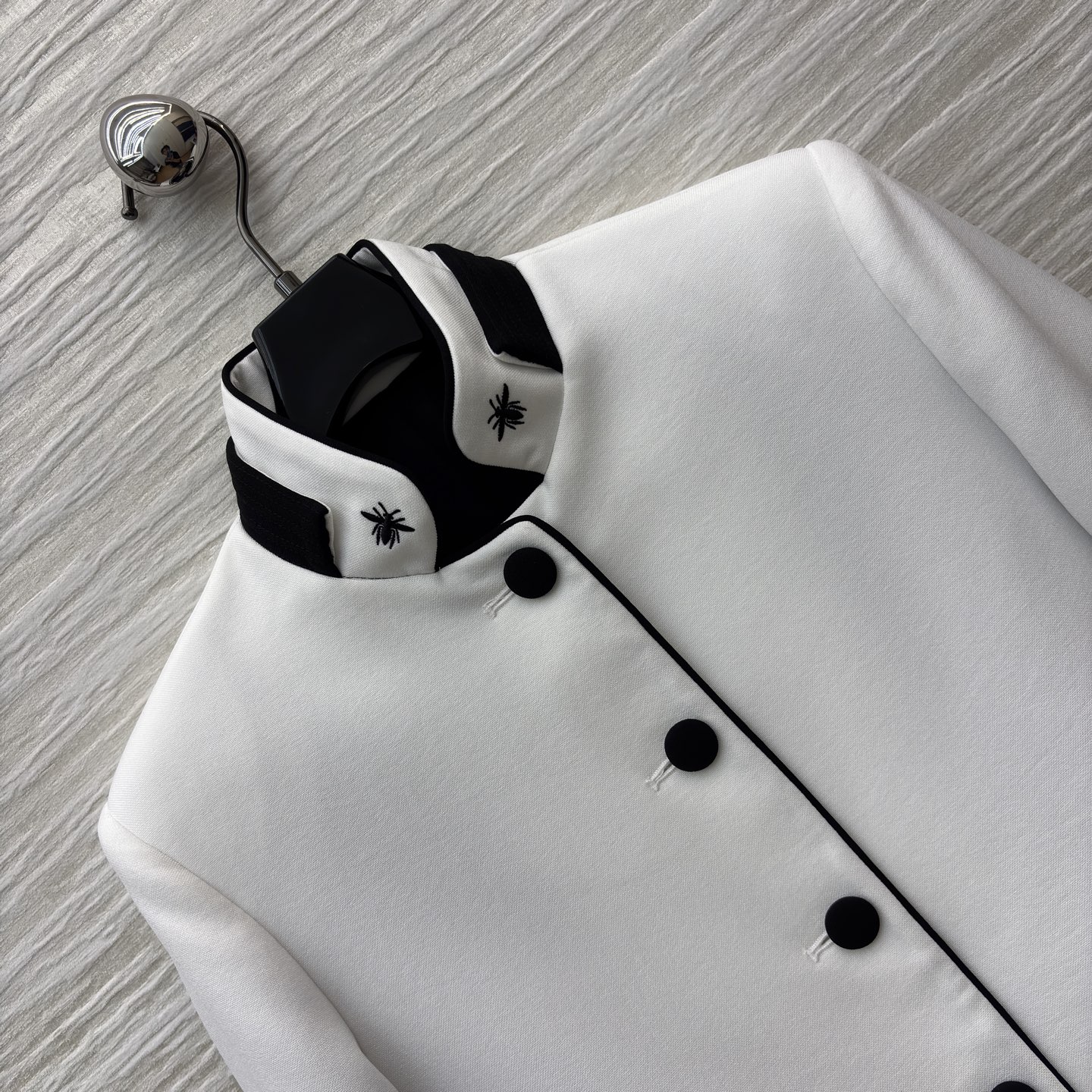 D家 新款立领外套 白与黑的经典碰撞 精致纽扣与细节镶边尽显格调 穿上它 在春日里演绎优雅与个性的双重魅