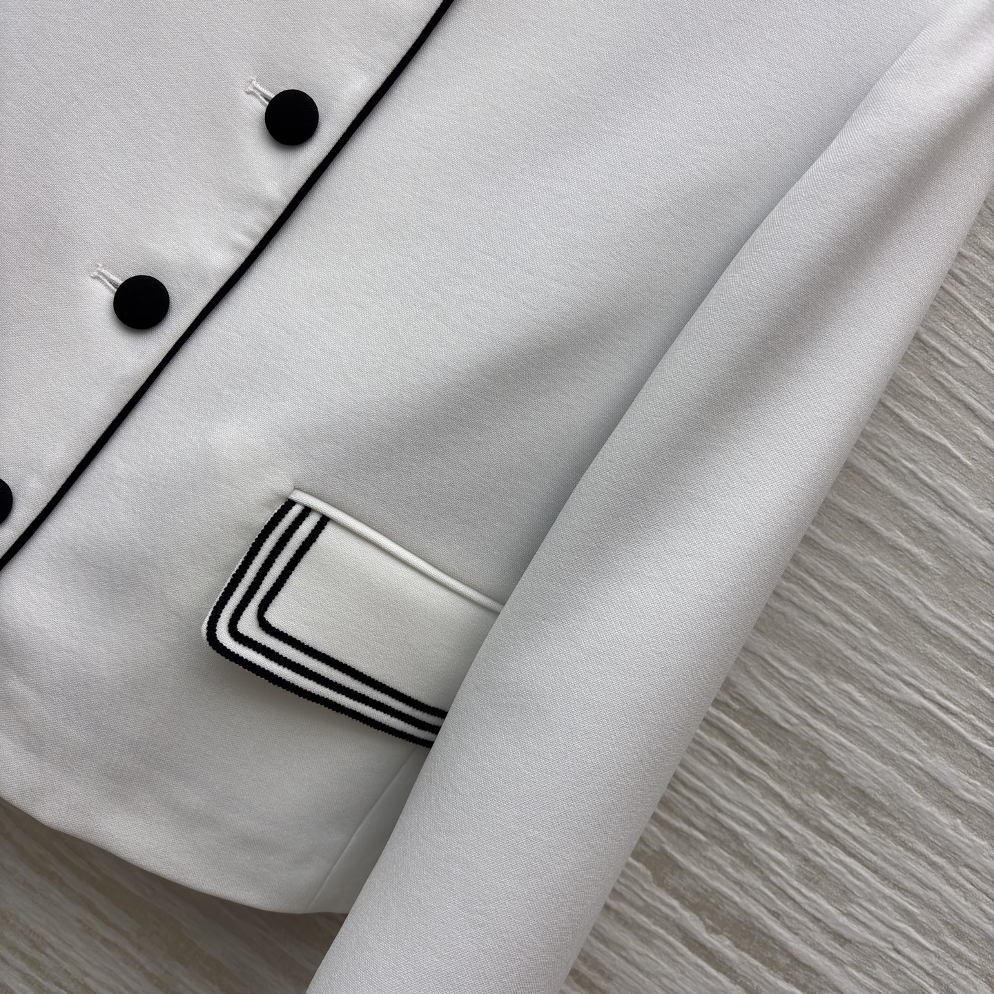 D家 新款立领外套 白与黑的经典碰撞 精致纽扣与细节镶边尽显格调 穿上它 在春日里演绎优雅与个性的双重魅