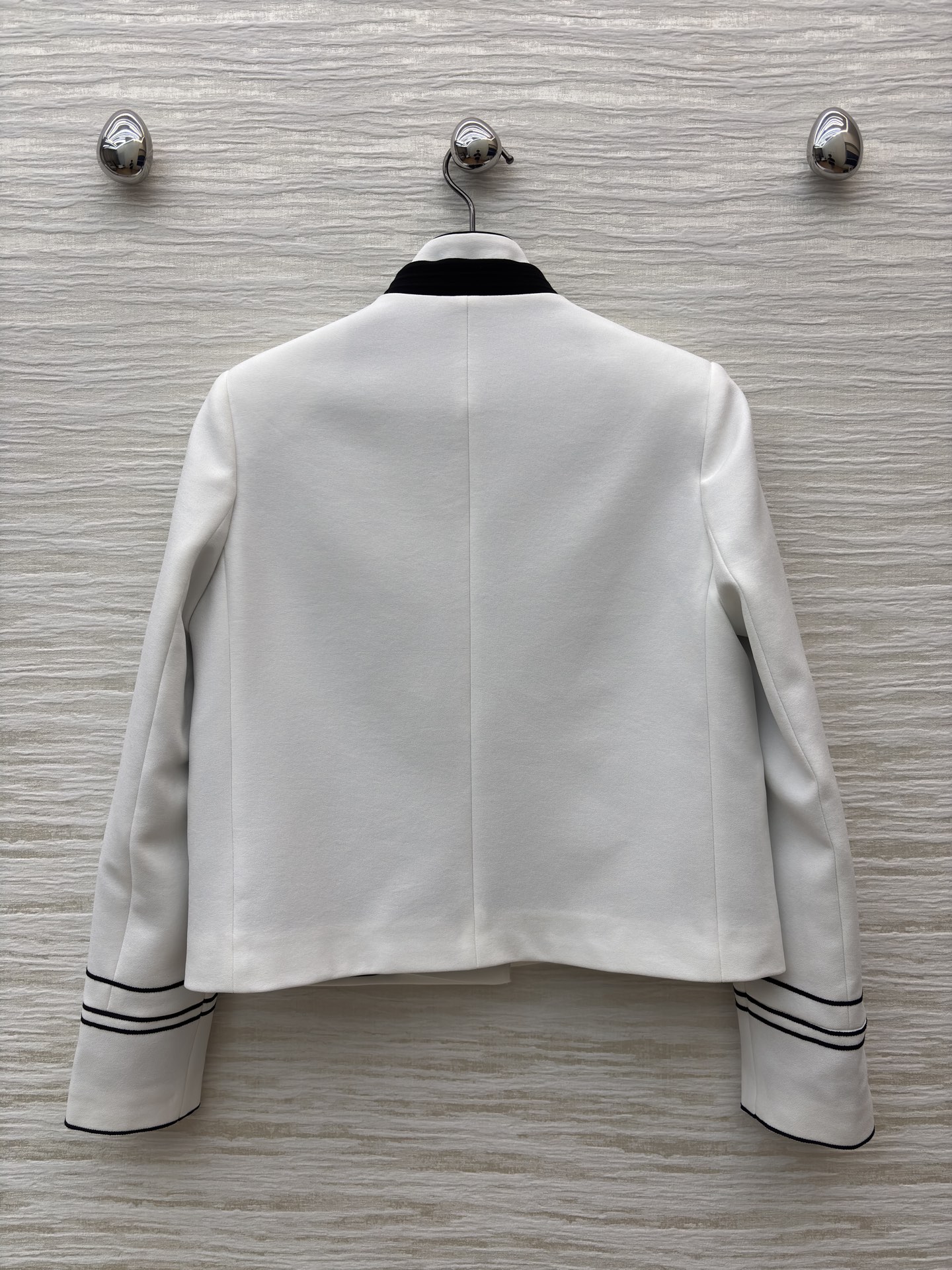 D家 新款立领外套 白与黑的经典碰撞 精致纽扣与细节镶边尽显格调 穿上它 在春日里演绎优雅与个性的双重魅