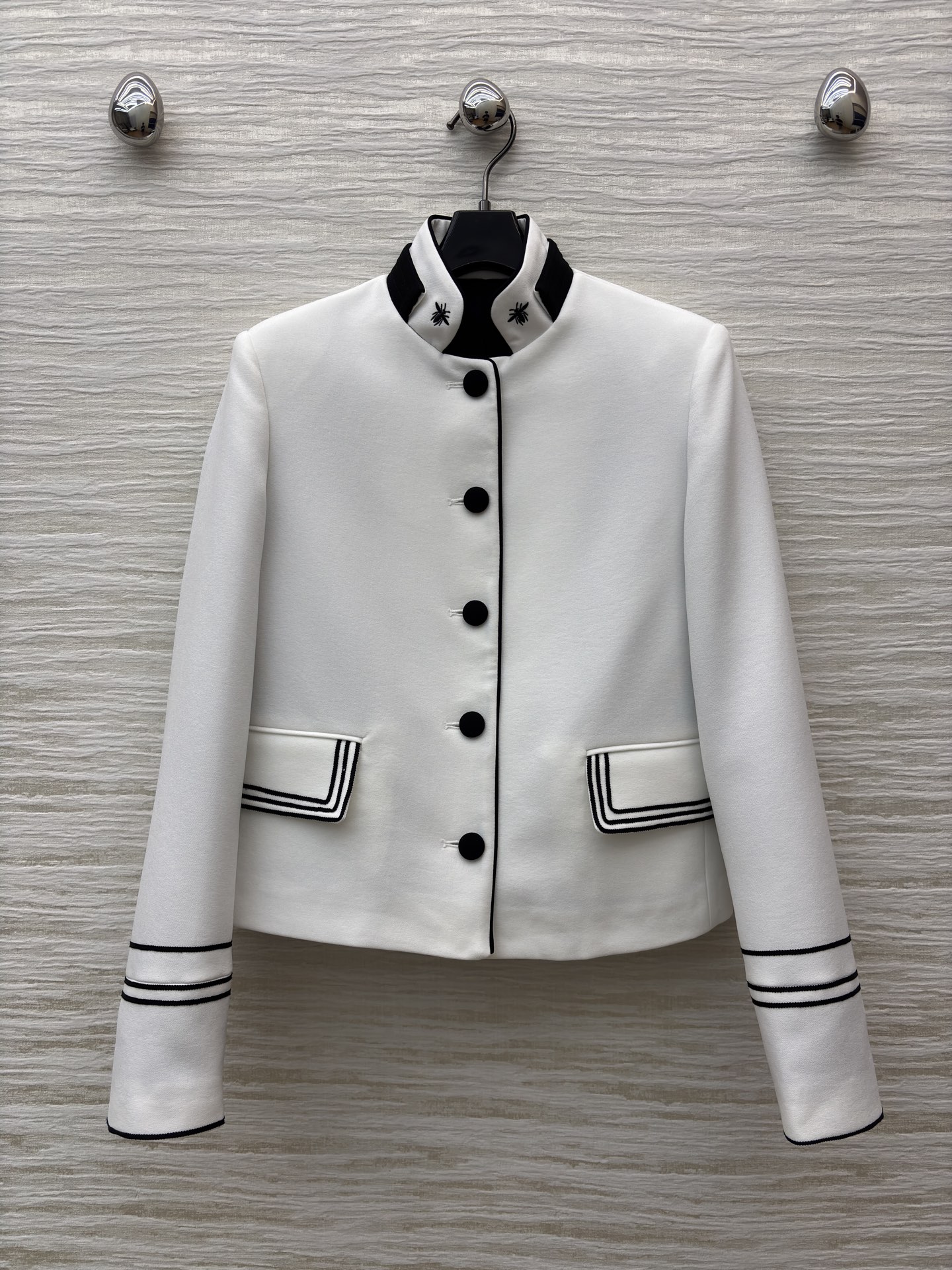 D家 新款立领外套 白与黑的经典碰撞 精致纽扣与细节镶边尽显格调 穿上它 在春日里演绎优雅与个性的双重魅