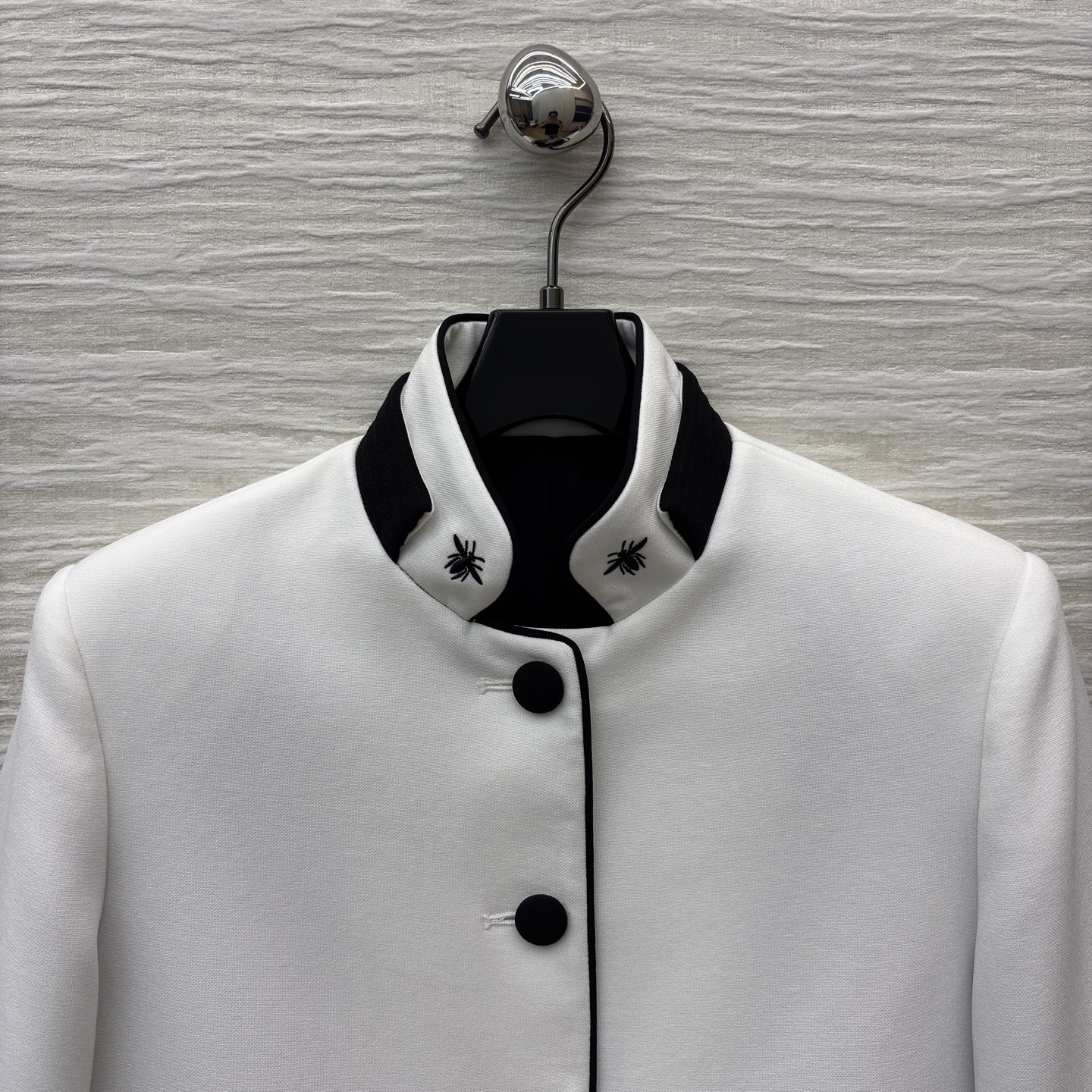 D家 新款立领外套 白与黑的经典碰撞 精致纽扣与细节镶边尽显格调 穿上它 在春日里演绎优雅与个性的双重魅