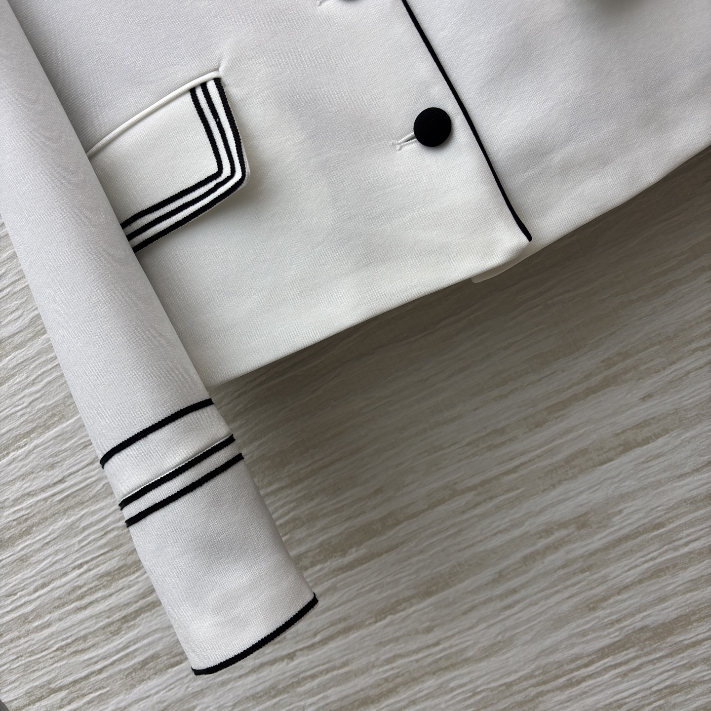 D家 新款立领外套 白与黑的经典碰撞 精致纽扣与细节镶边尽显格调 穿上它 在春日里演绎优雅与个性的双重魅