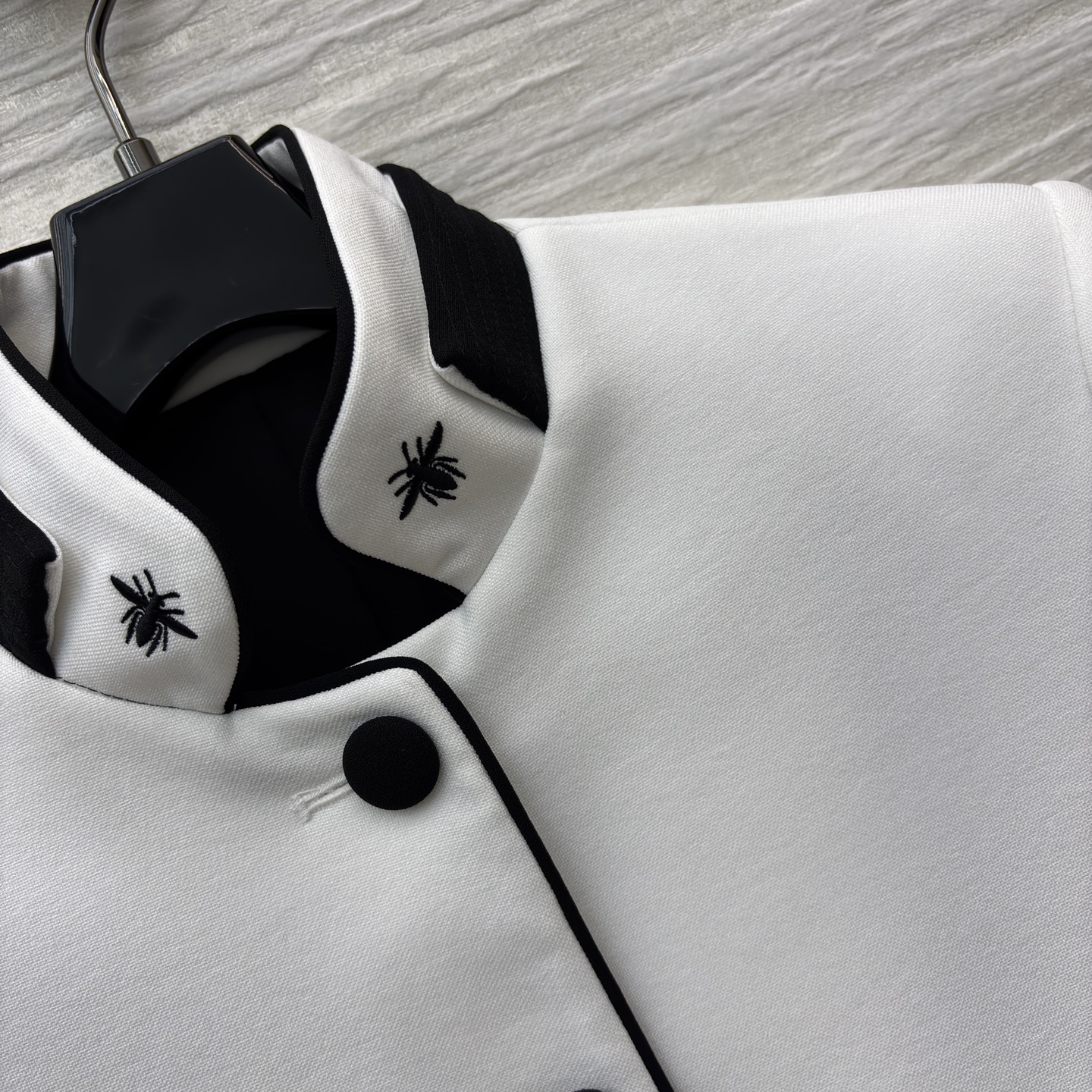 D家 新款立领外套 白与黑的经典碰撞 精致纽扣与细节镶边尽显格调 穿上它 在春日里演绎优雅与个性的双重魅