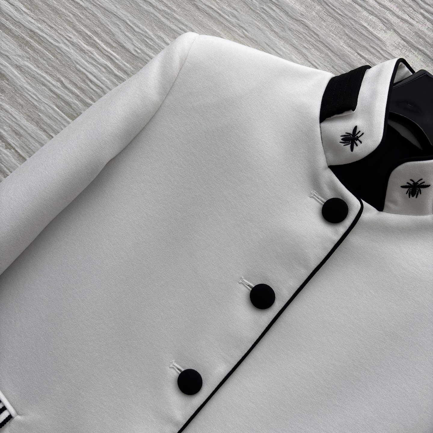 D家 新款立领外套 白与黑的经典碰撞 精致纽扣与细节镶边尽显格调 穿上它 在春日里演绎优雅与个性的双重魅