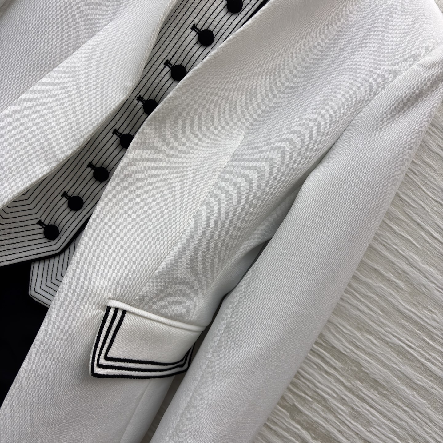 D家 一体式假两件设计立领西装 经典白遇上精致黑边 立领蜜蜂刺绣 袖口的条纹 口袋的层次 每一处设计都在