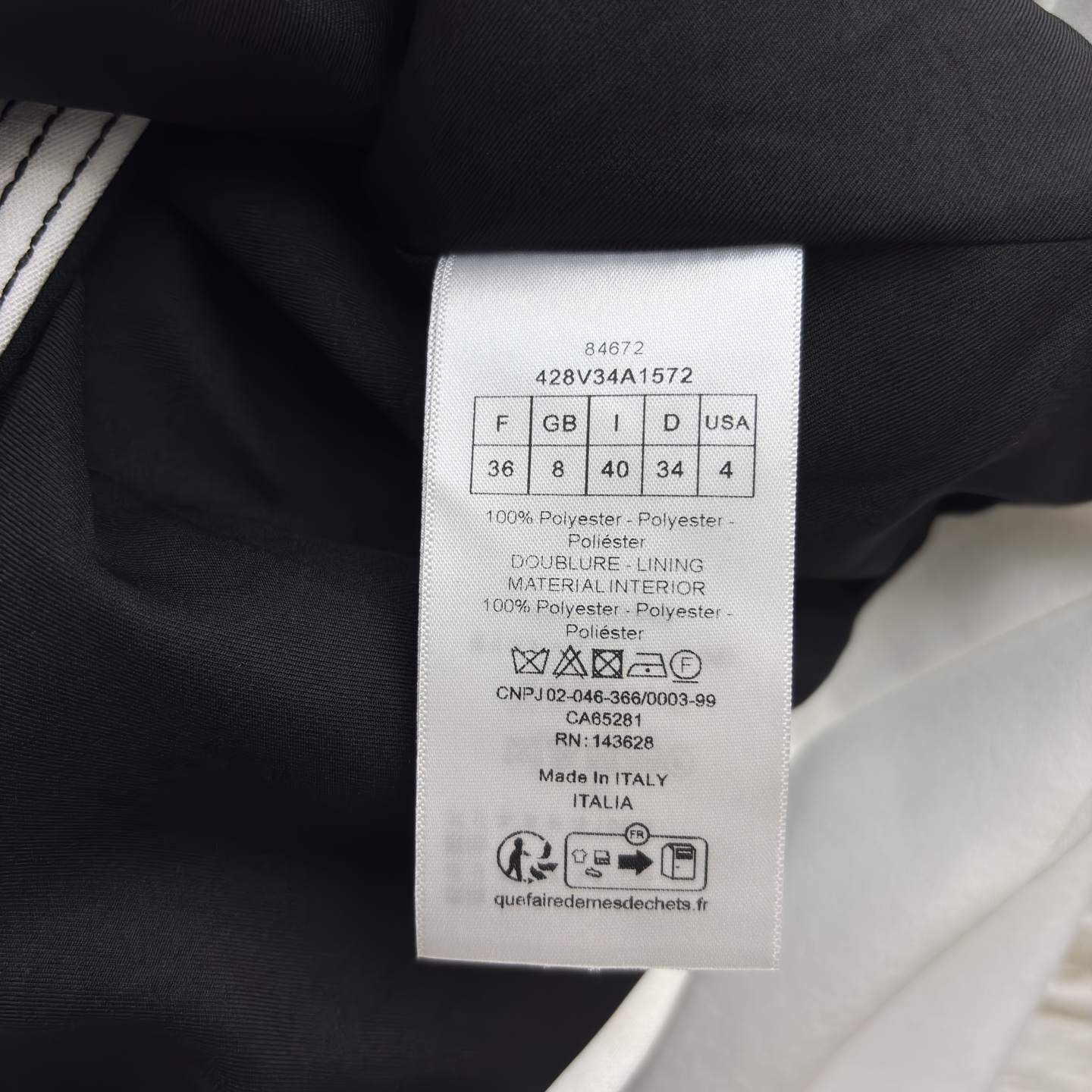 D家 一体式假两件设计立领西装 经典白遇上精致黑边 立领蜜蜂刺绣 袖口的条纹 口袋的层次 每一处设计都在