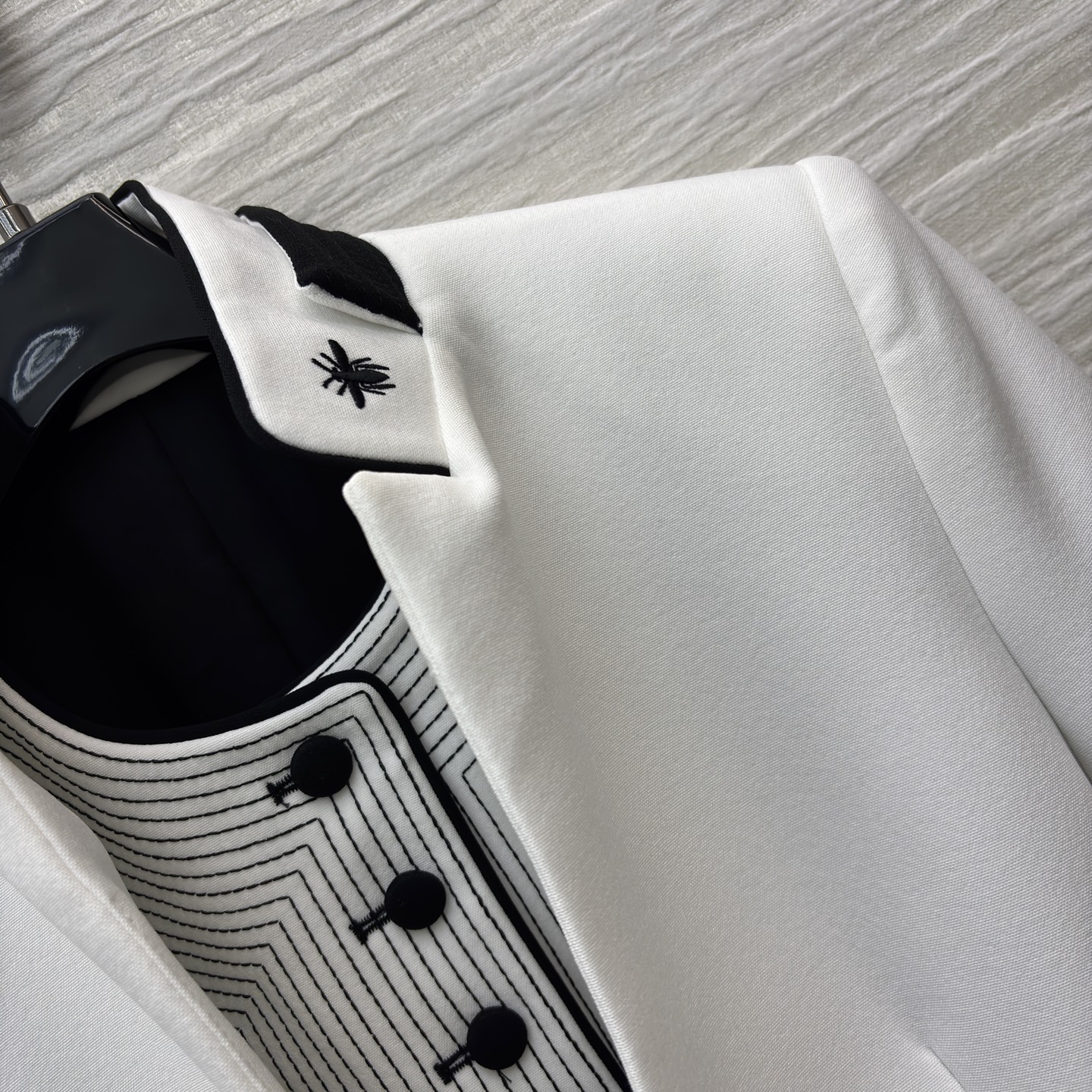 D家 一体式假两件设计立领西装 经典白遇上精致黑边 立领蜜蜂刺绣 袖口的条纹 口袋的层次 每一处设计都在