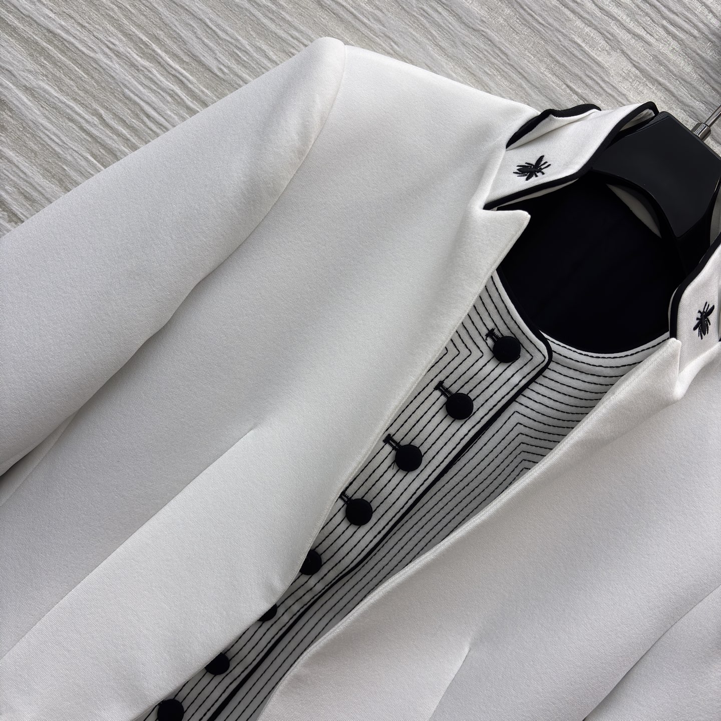 D家 一体式假两件设计立领西装 经典白遇上精致黑边 立领蜜蜂刺绣 袖口的条纹 口袋的层次 每一处设计都在