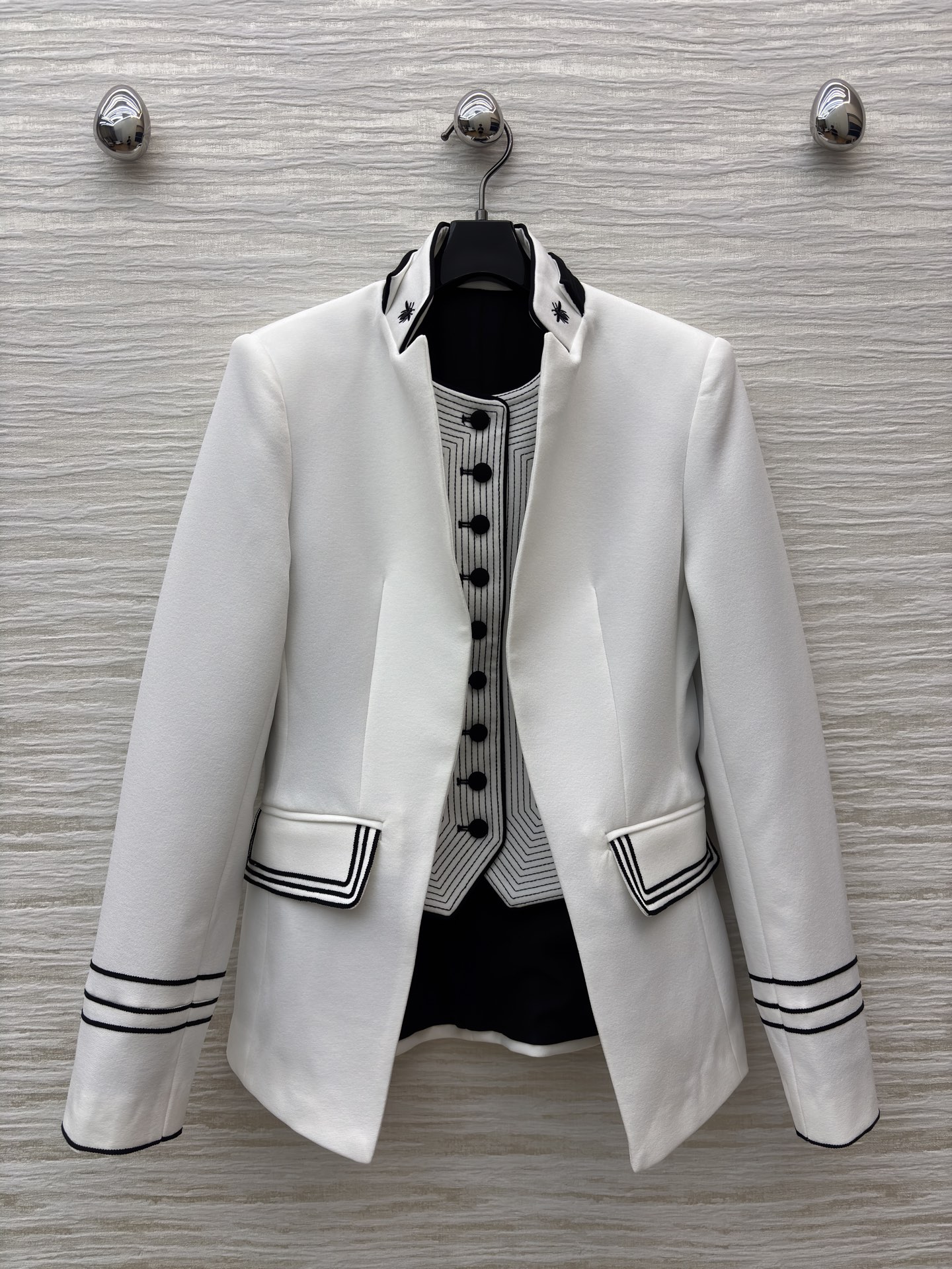 D家 一体式假两件设计立领西装 经典白遇上精致黑边 立领蜜蜂刺绣 袖口的条纹 口袋的层次 每一处设计都在