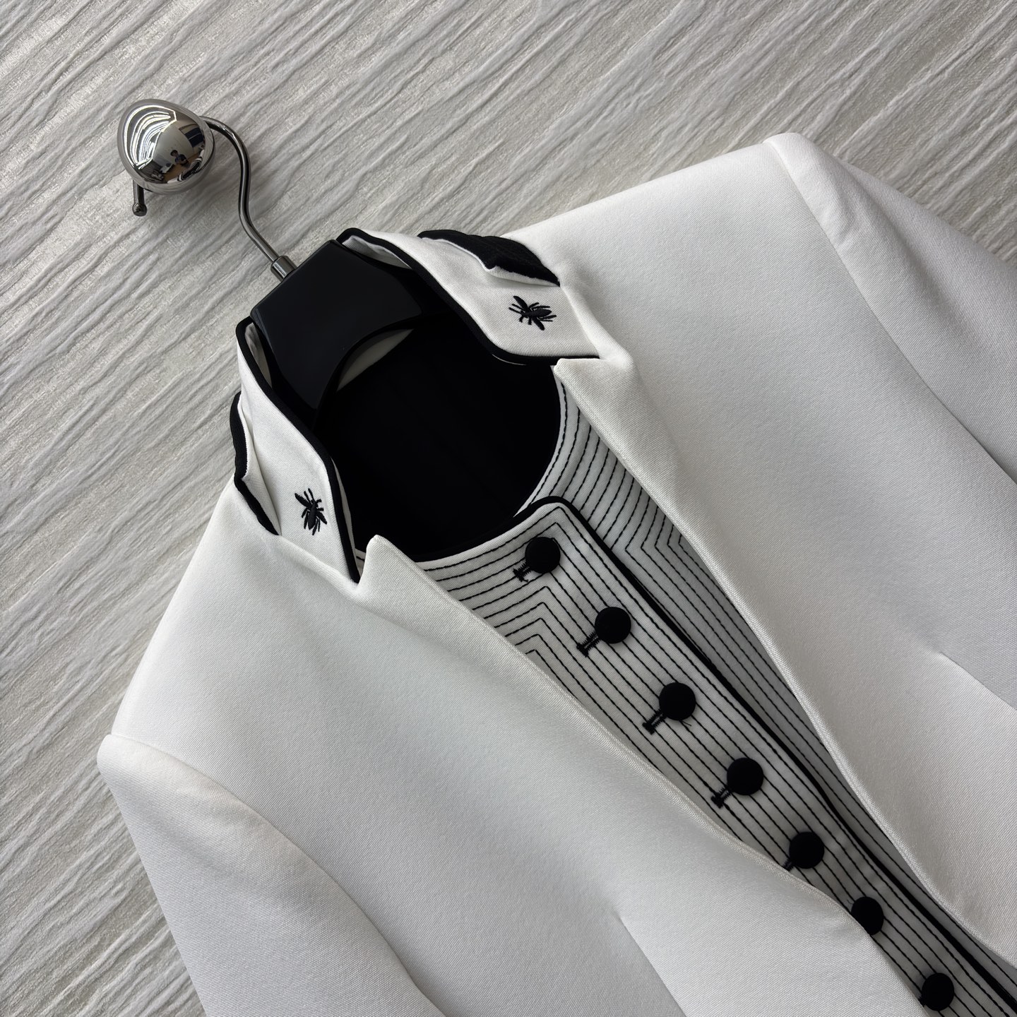 D家 一体式假两件设计立领西装 经典白遇上精致黑边 立领蜜蜂刺绣 袖口的条纹 口袋的层次 每一处设计都在