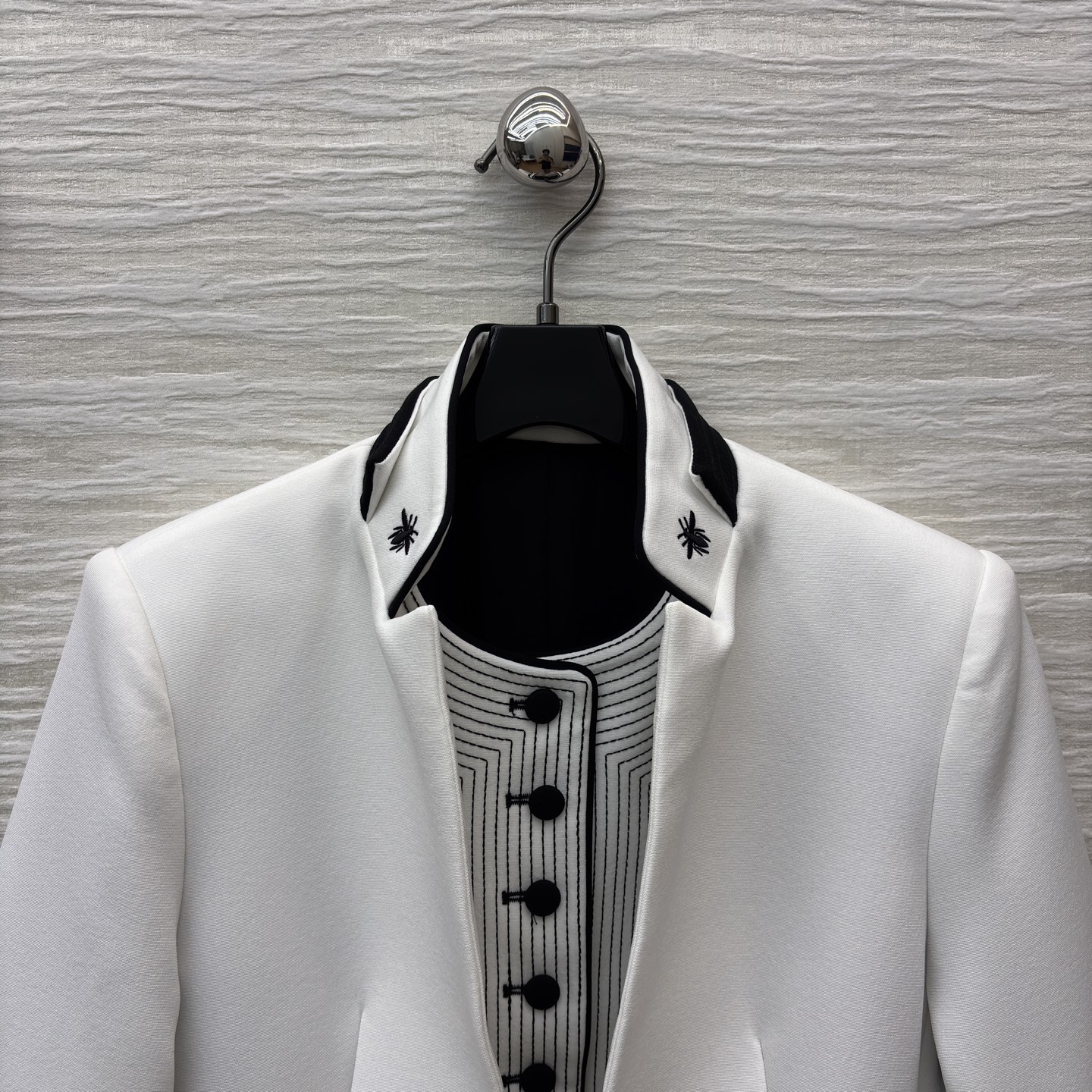 D家 一体式假两件设计立领西装 经典白遇上精致黑边 立领蜜蜂刺绣 袖口的条纹 口袋的层次 每一处设计都在