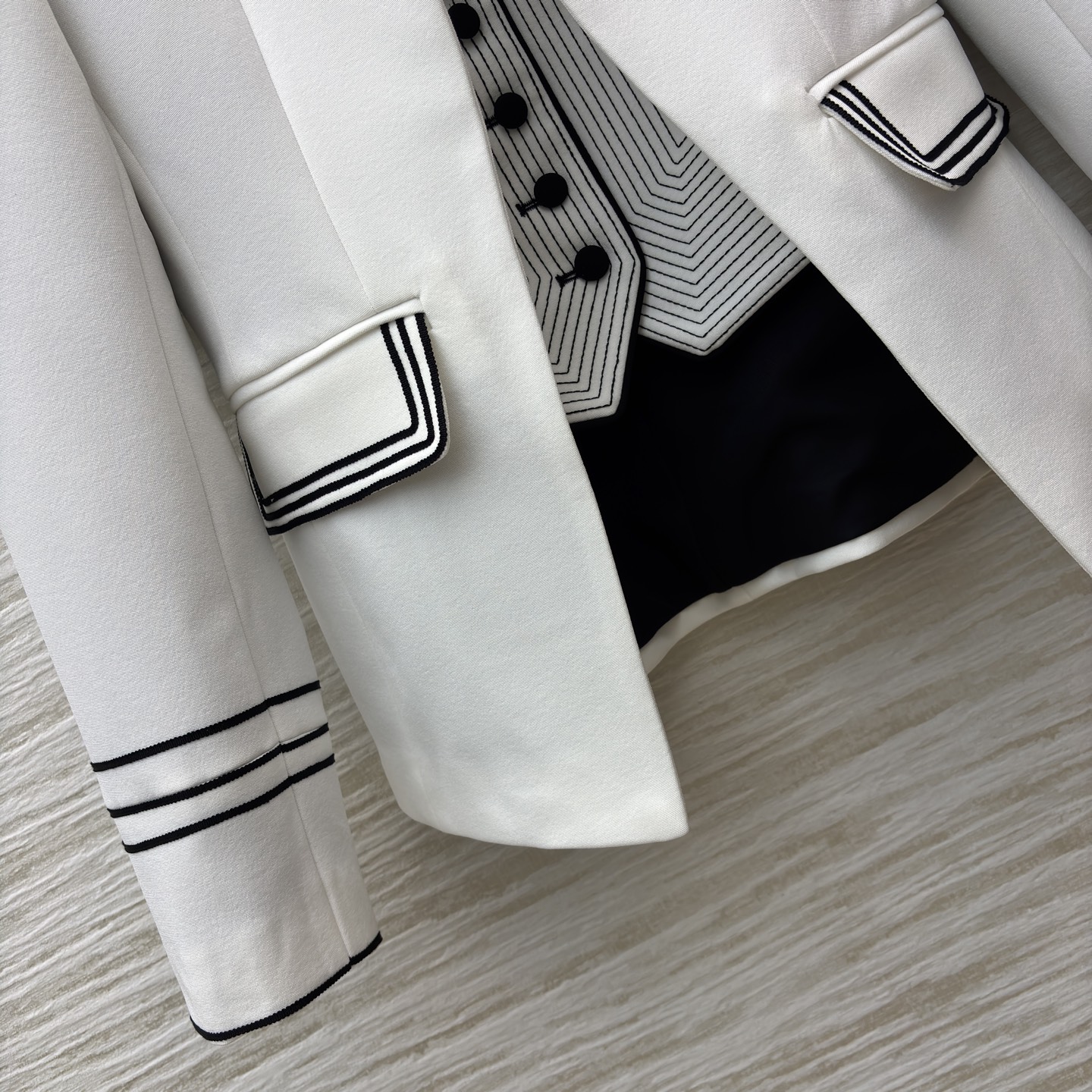 D家 一体式假两件设计立领西装 经典白遇上精致黑边 立领蜜蜂刺绣 袖口的条纹 口袋的层次 每一处设计都在