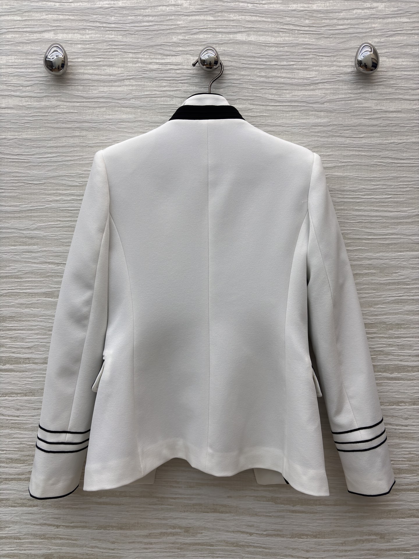 D家 一体式假两件设计立领西装 经典白遇上精致黑边 立领蜜蜂刺绣 袖口的条纹 口袋的层次 每一处设计都在