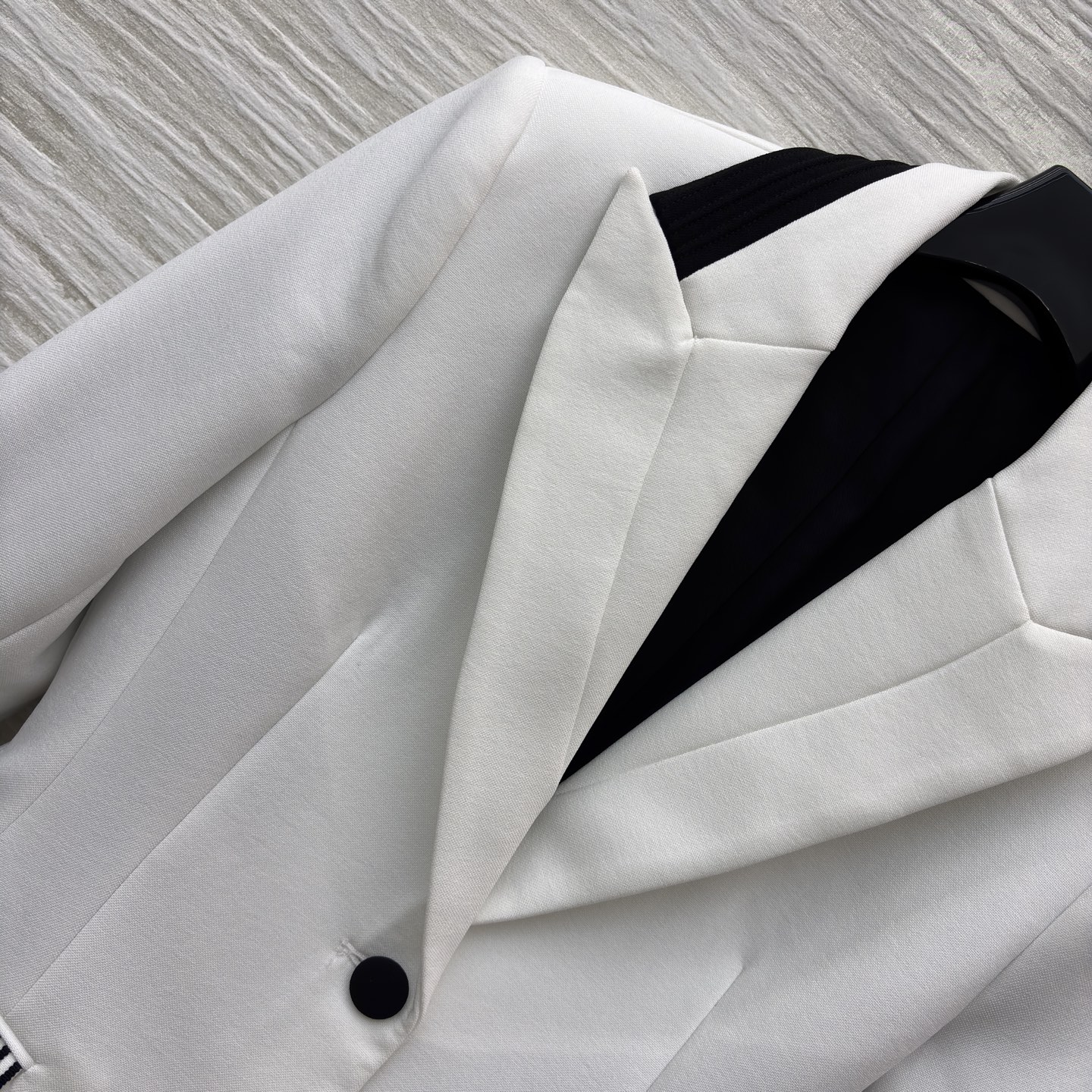 D家 撞领西装外套 极简白与经典黑的碰撞 这件西装上演绎得恰到好处 黑领 黑扣 袖口与口袋的黑边装饰 每