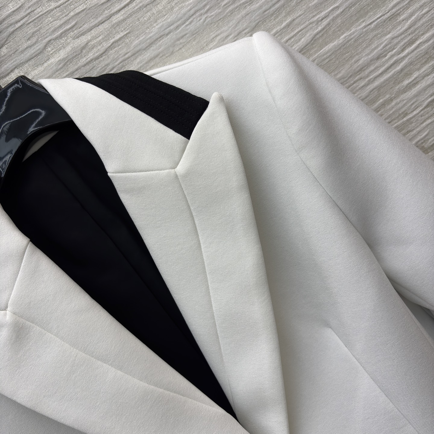 D家 撞领西装外套 极简白与经典黑的碰撞 这件西装上演绎得恰到好处 黑领 黑扣 袖口与口袋的黑边装饰 每