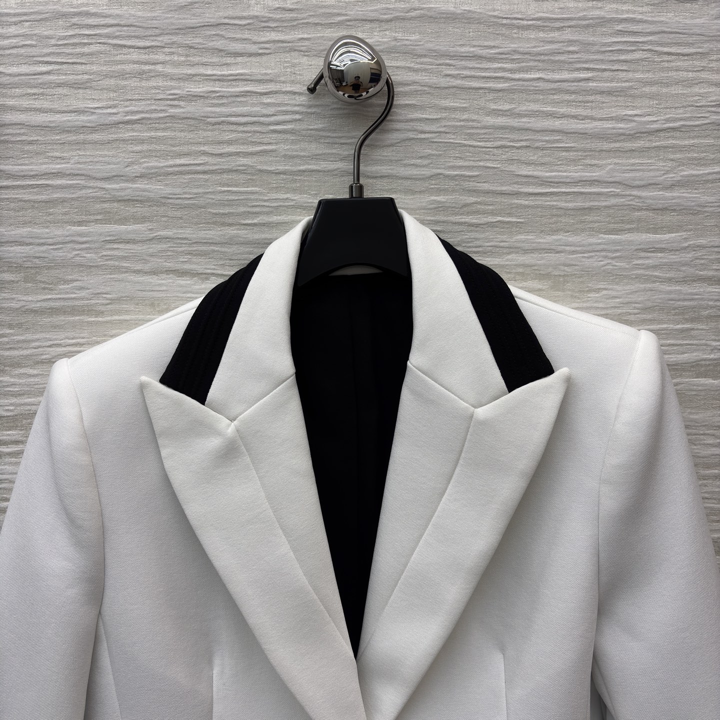 D家 撞领西装外套 极简白与经典黑的碰撞 这件西装上演绎得恰到好处 黑领 黑扣 袖口与口袋的黑边装饰 每