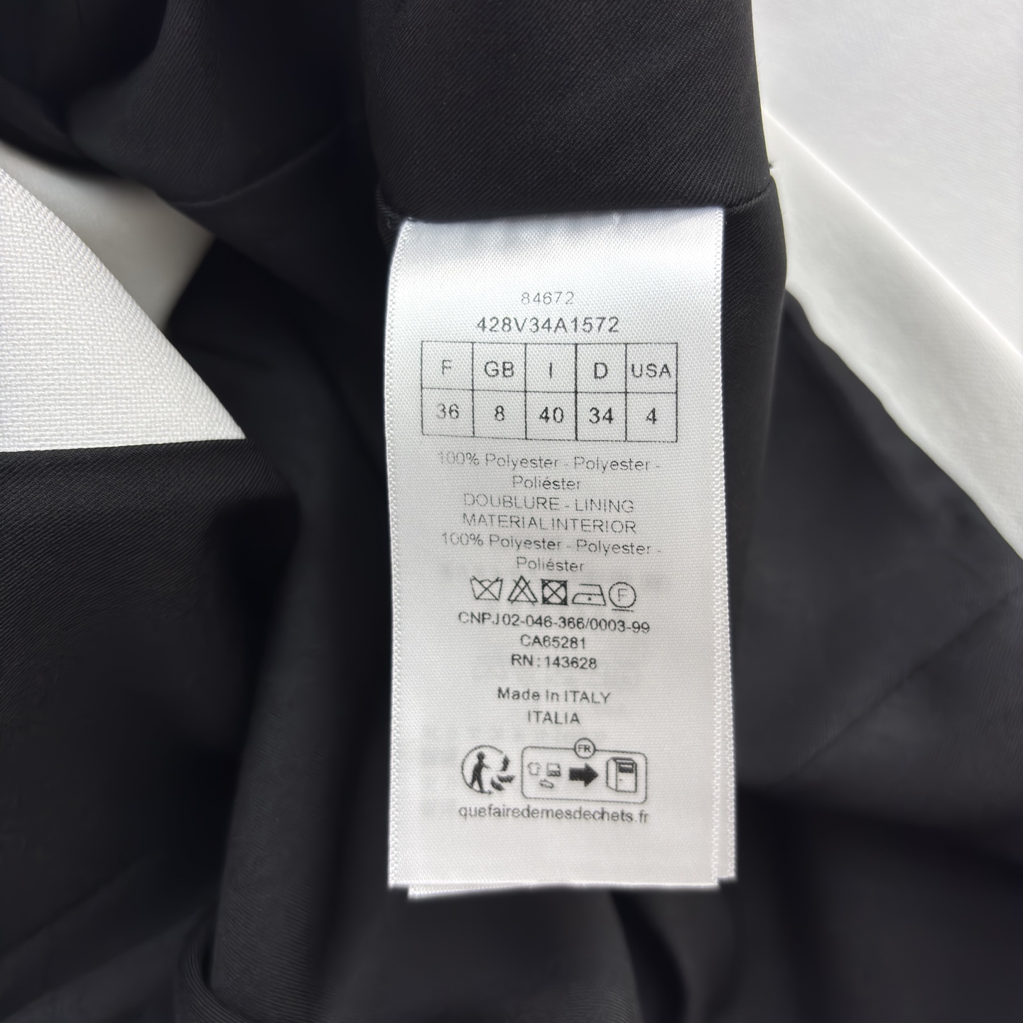 D家 撞领西装外套 极简白与经典黑的碰撞 这件西装上演绎得恰到好处 黑领 黑扣 袖口与口袋的黑边装饰 每