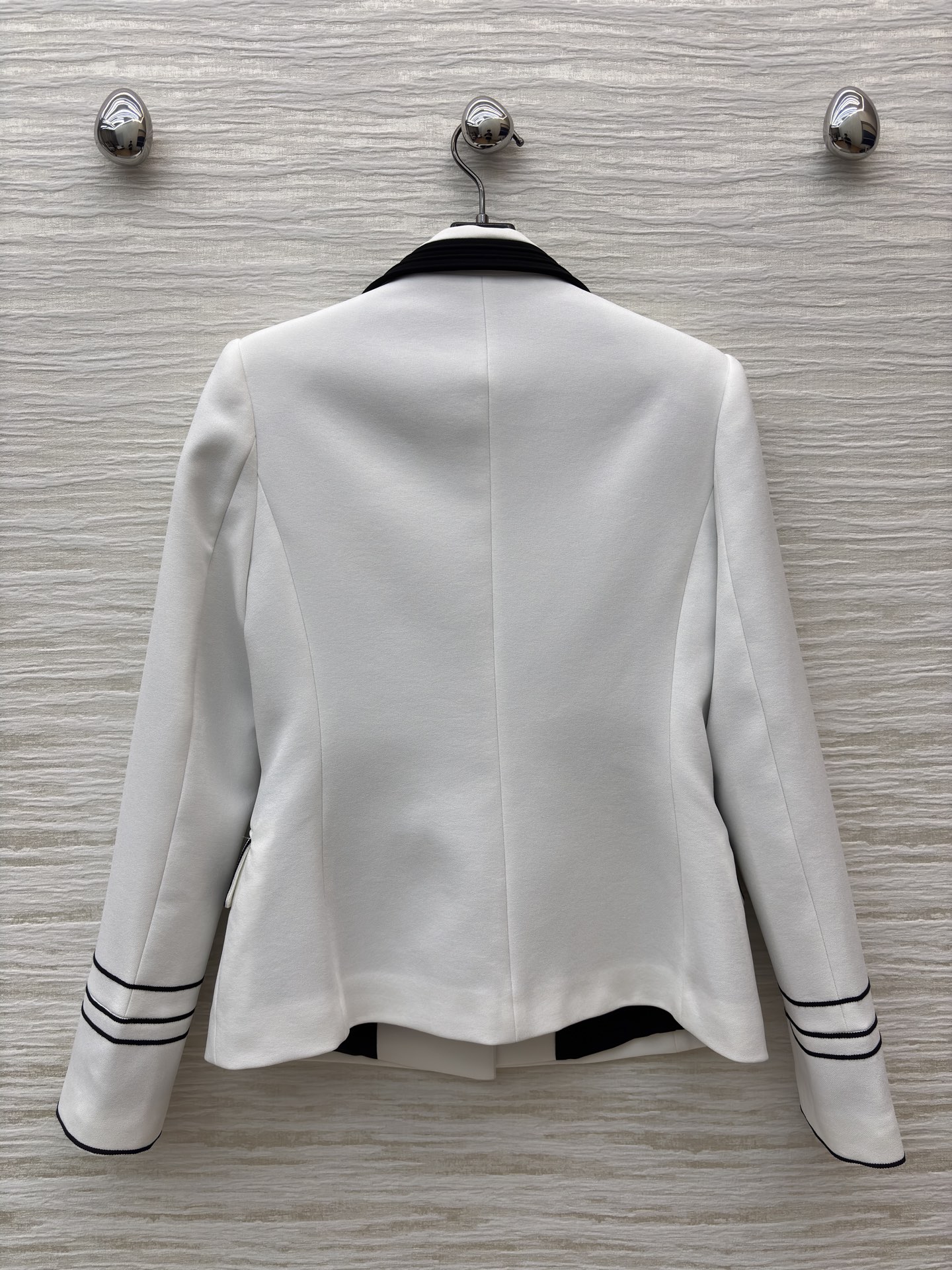 D家 撞领西装外套 极简白与经典黑的碰撞 这件西装上演绎得恰到好处 黑领 黑扣 袖口与口袋的黑边装饰 每