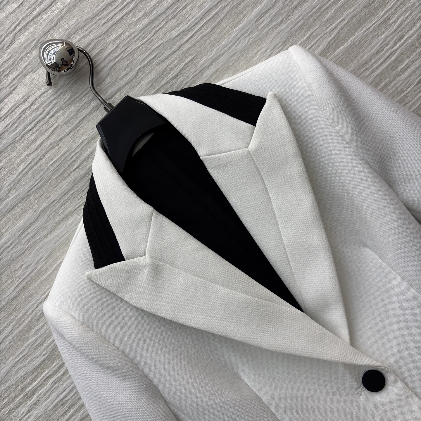 D家 撞领西装外套 极简白与经典黑的碰撞 这件西装上演绎得恰到好处 黑领 黑扣 袖口与口袋的黑边装饰 每