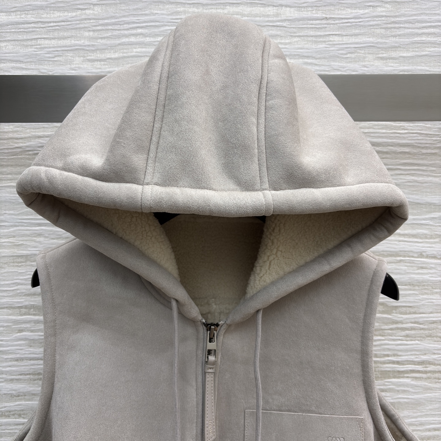 LW 25秋冬 浅灰色连帽马甲 秋冬叠穿的时尚利器 连帽设计带点随性 假毛内里柔软保暖 拉链与口袋细节尽