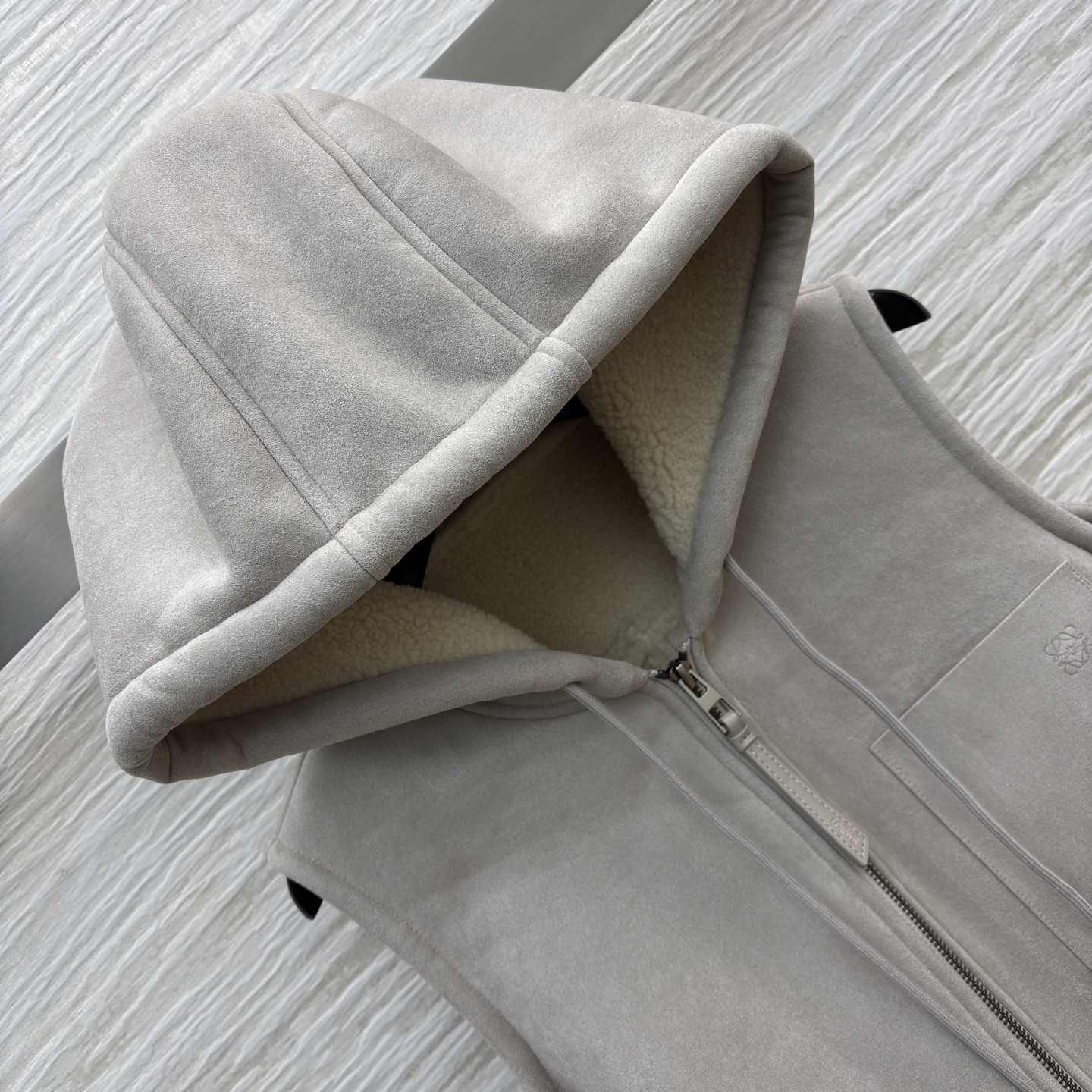 LW 25秋冬 浅灰色连帽马甲 秋冬叠穿的时尚利器 连帽设计带点随性 假毛内里柔软保暖 拉链与口袋细节尽