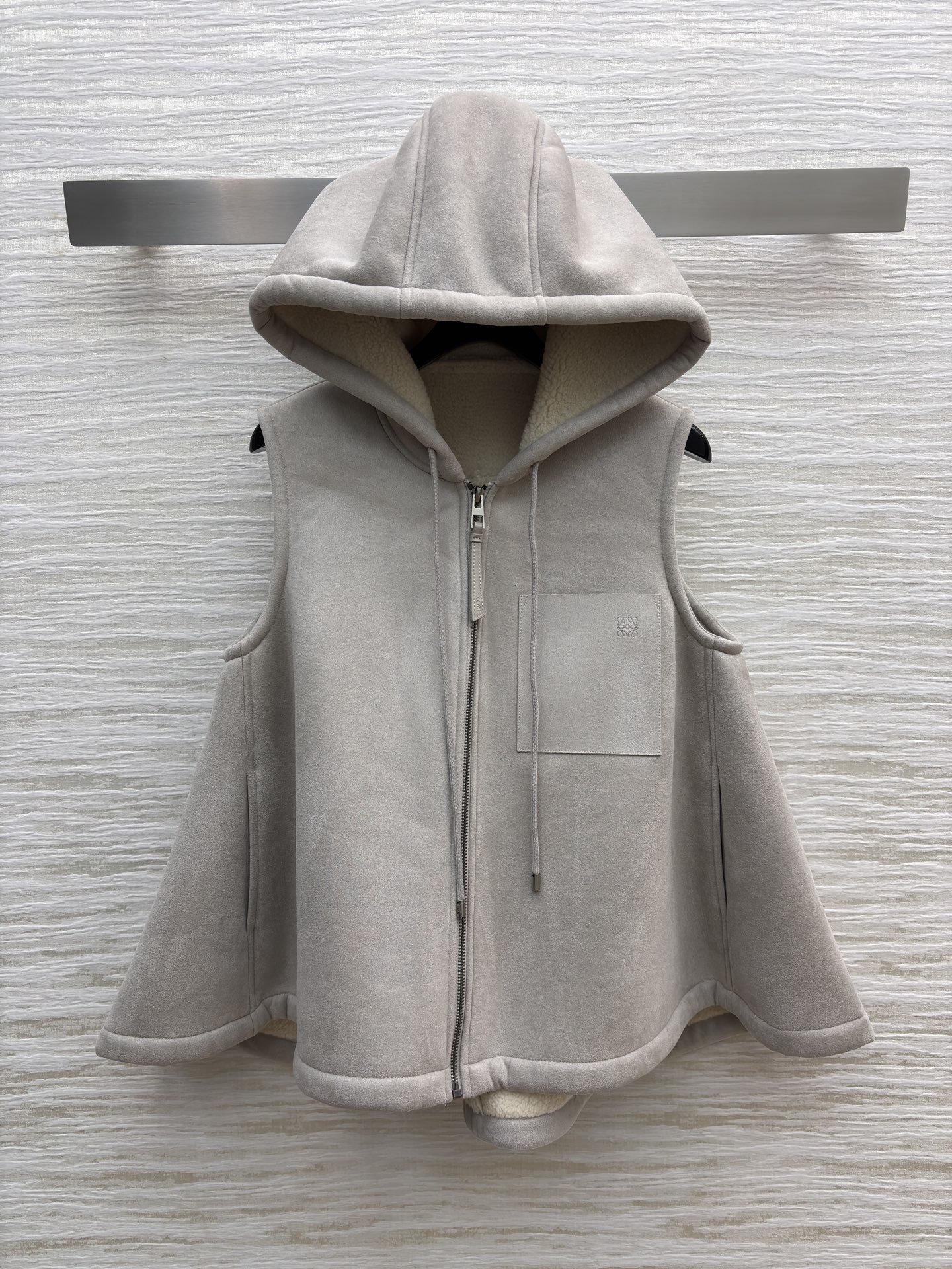 LW 25秋冬 浅灰色连帽马甲 秋冬叠穿的时尚利器 连帽设计带点随性 假毛内里柔软保暖 拉链与口袋细节尽