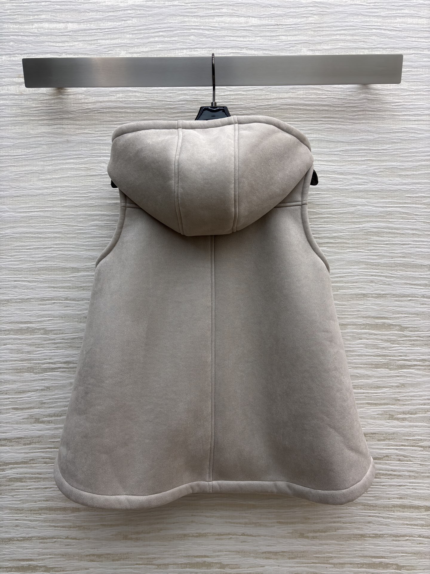 LW 25秋冬 浅灰色连帽马甲 秋冬叠穿的时尚利器 连帽设计带点随性 假毛内里柔软保暖 拉链与口袋细节尽