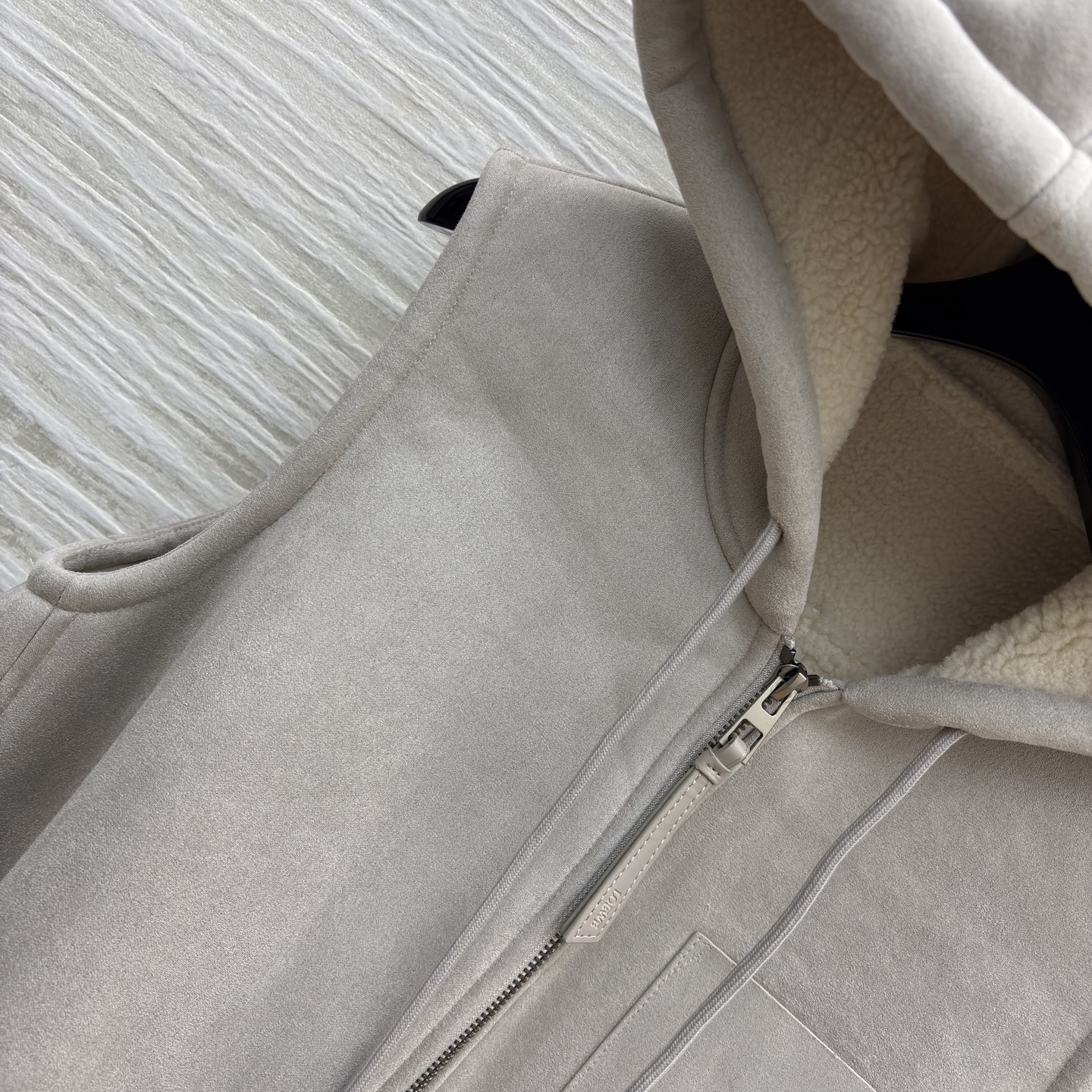 LW 25秋冬 浅灰色连帽马甲 秋冬叠穿的时尚利器 连帽设计带点随性 假毛内里柔软保暖 拉链与口袋细节尽