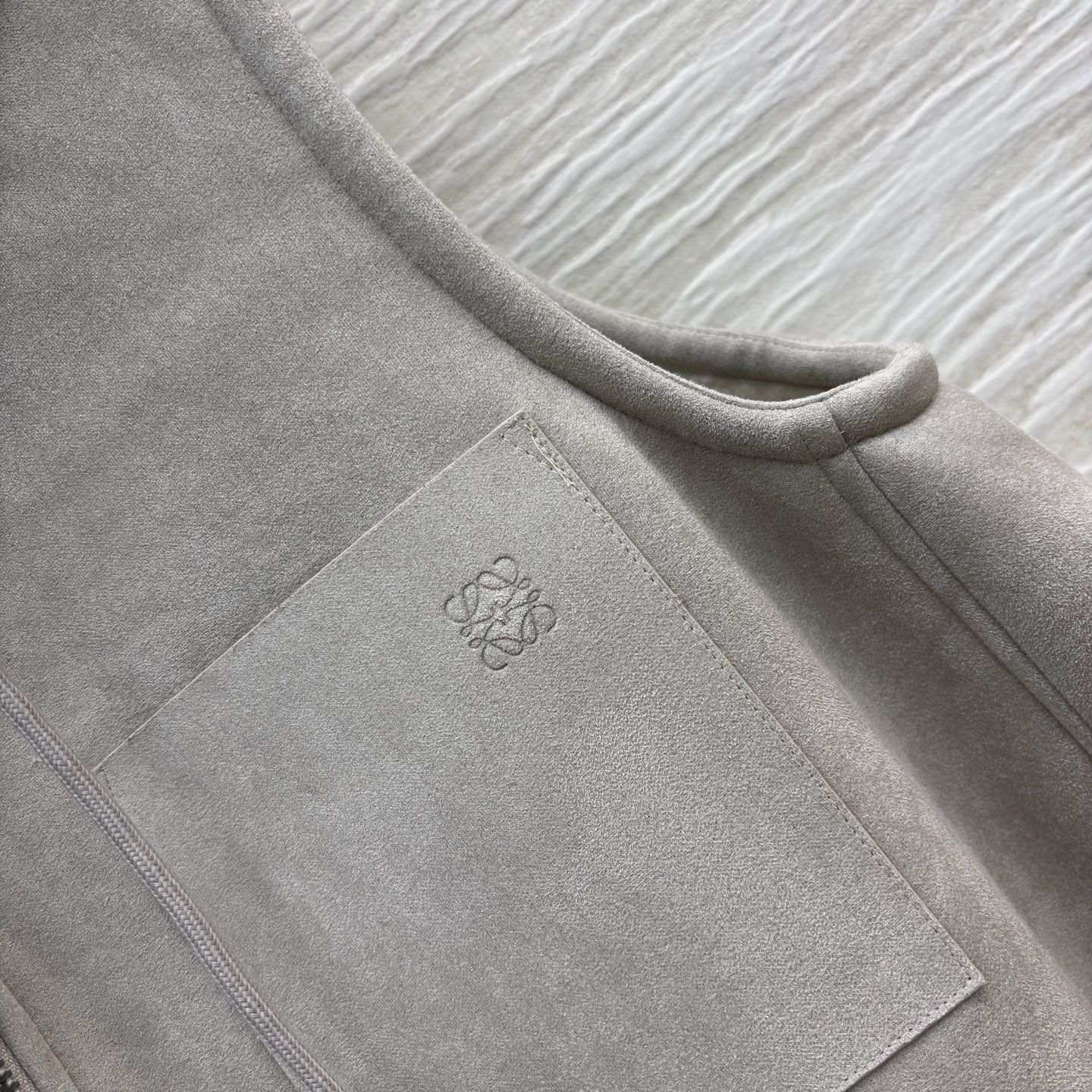 LW 25秋冬 浅灰色连帽马甲 秋冬叠穿的时尚利器 连帽设计带点随性 假毛内里柔软保暖 拉链与口袋细节尽