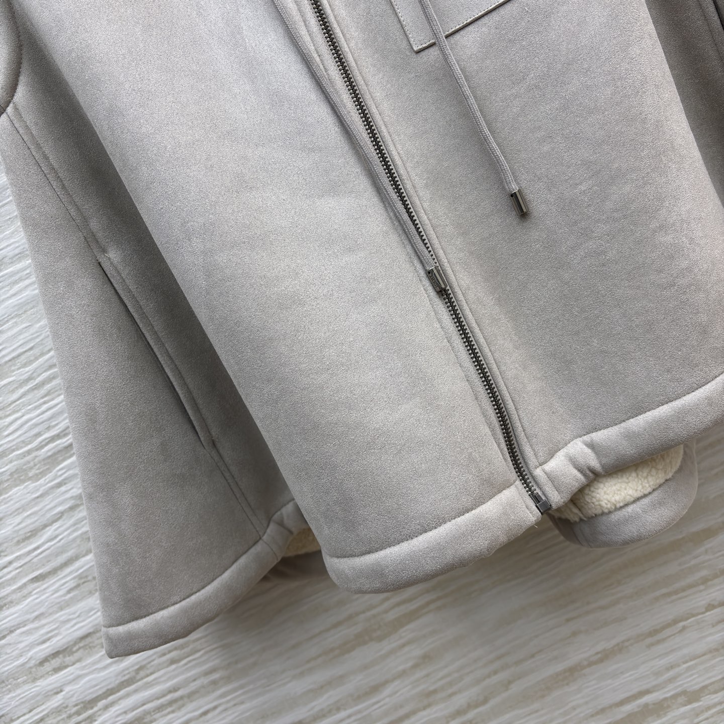 LW 25秋冬 浅灰色连帽马甲 秋冬叠穿的时尚利器 连帽设计带点随性 假毛内里柔软保暖 拉链与口袋细节尽