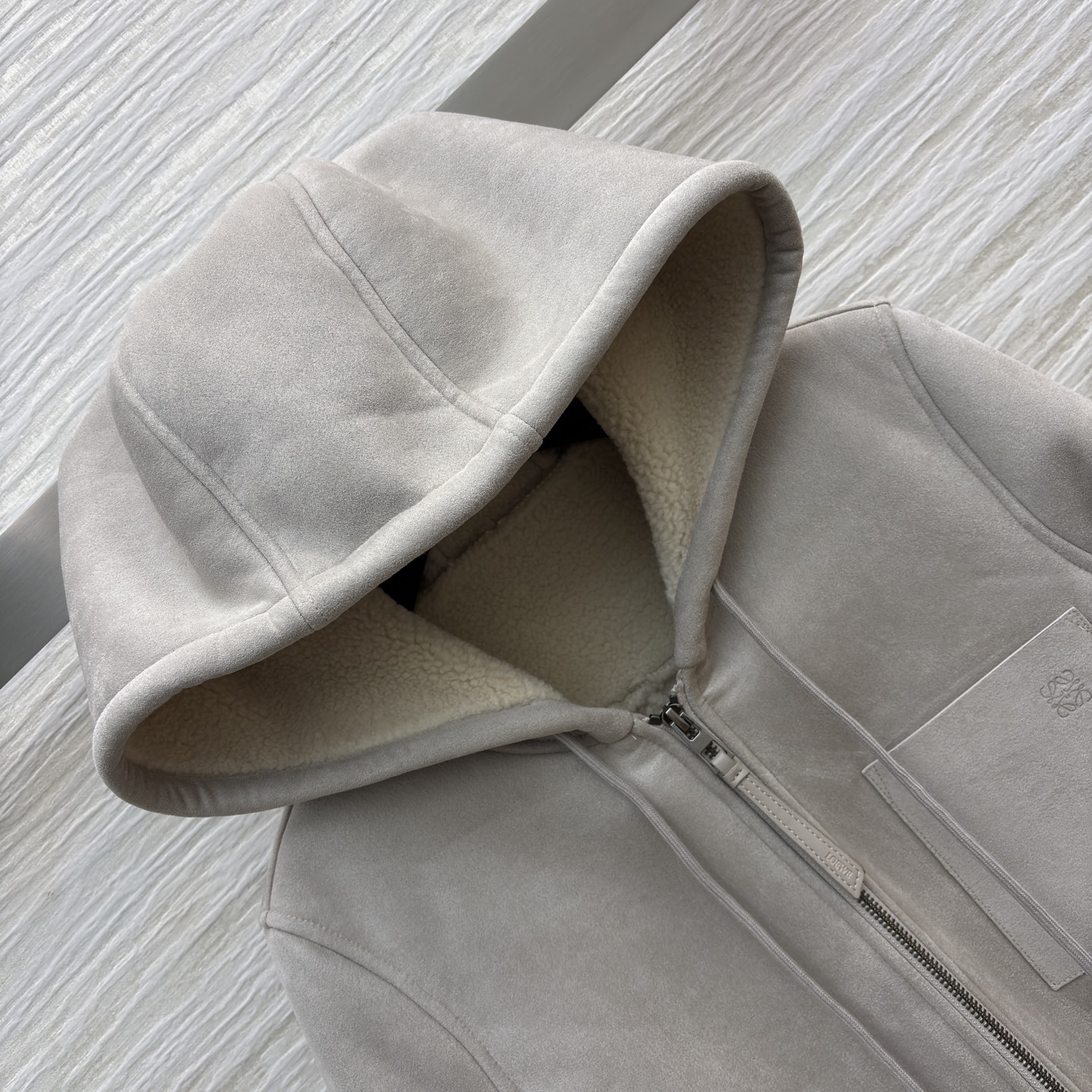 LW 25秋冬 浅灰色加厚外套 秋冬温暖与时尚的双赢选择 连帽设计添随性 拉链与抽绳细节显精致 假毛内里