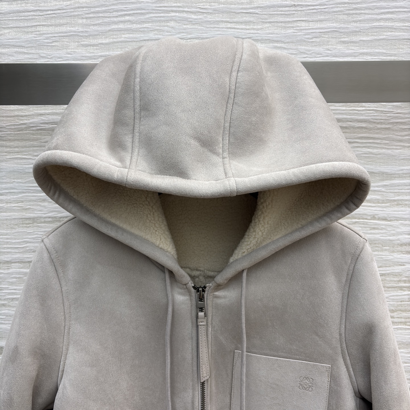 LW 25秋冬 浅灰色加厚外套 秋冬温暖与时尚的双赢选择 连帽设计添随性 拉链与抽绳细节显精致 假毛内里