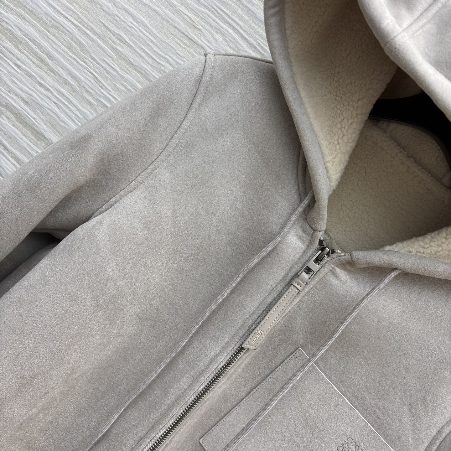 LW 25秋冬 浅灰色加厚外套 秋冬温暖与时尚的双赢选择 连帽设计添随性 拉链与抽绳细节显精致 假毛内里