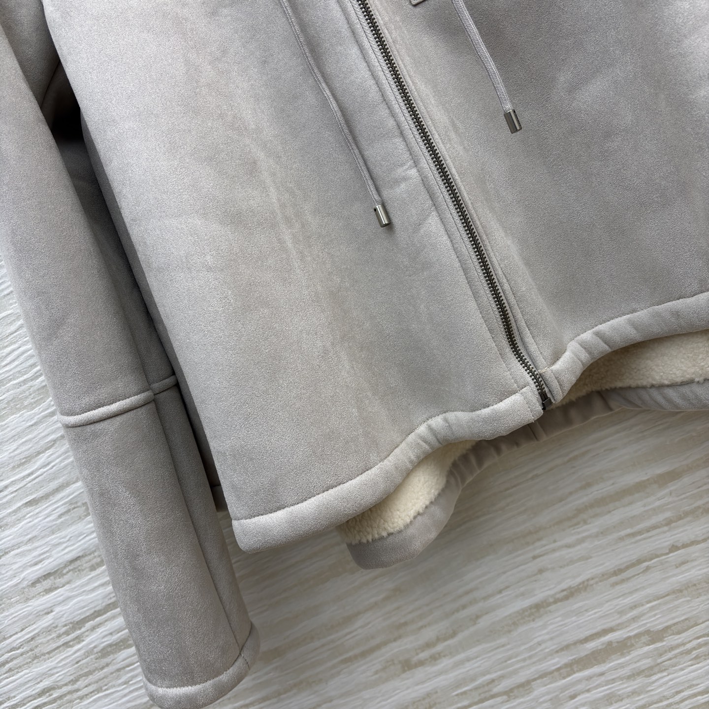 LW 25秋冬 浅灰色加厚外套 秋冬温暖与时尚的双赢选择 连帽设计添随性 拉链与抽绳细节显精致 假毛内里